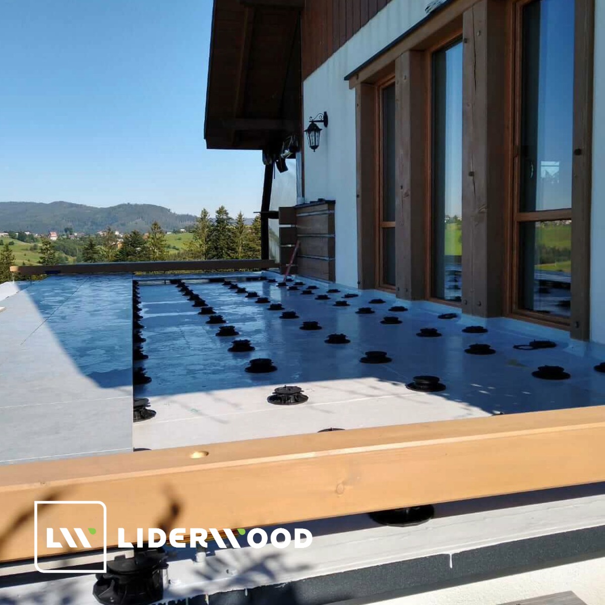 Ventilated Terrace on Adjustable Pedestals for Porcelain Stoneware Tiles