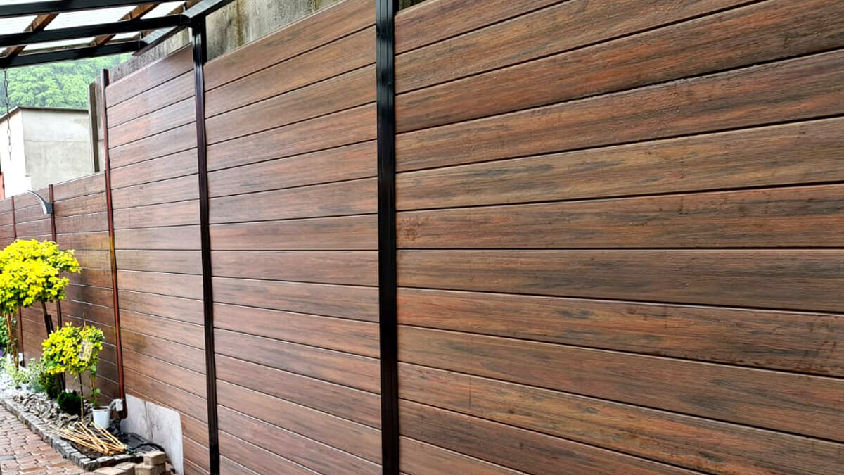 Fencing made of composite fencing board Redwood