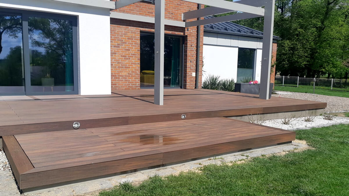 Elevated terrace – WPC decking board Premium Redwood