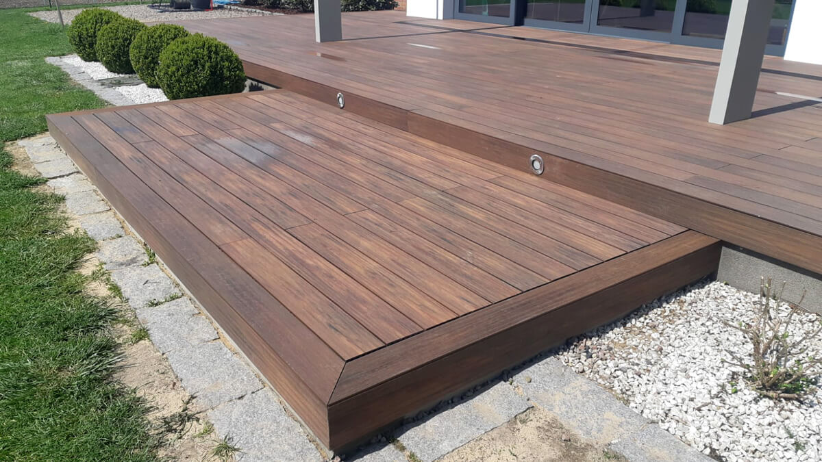 Elevated terrace – WPC decking board Premium Redwood