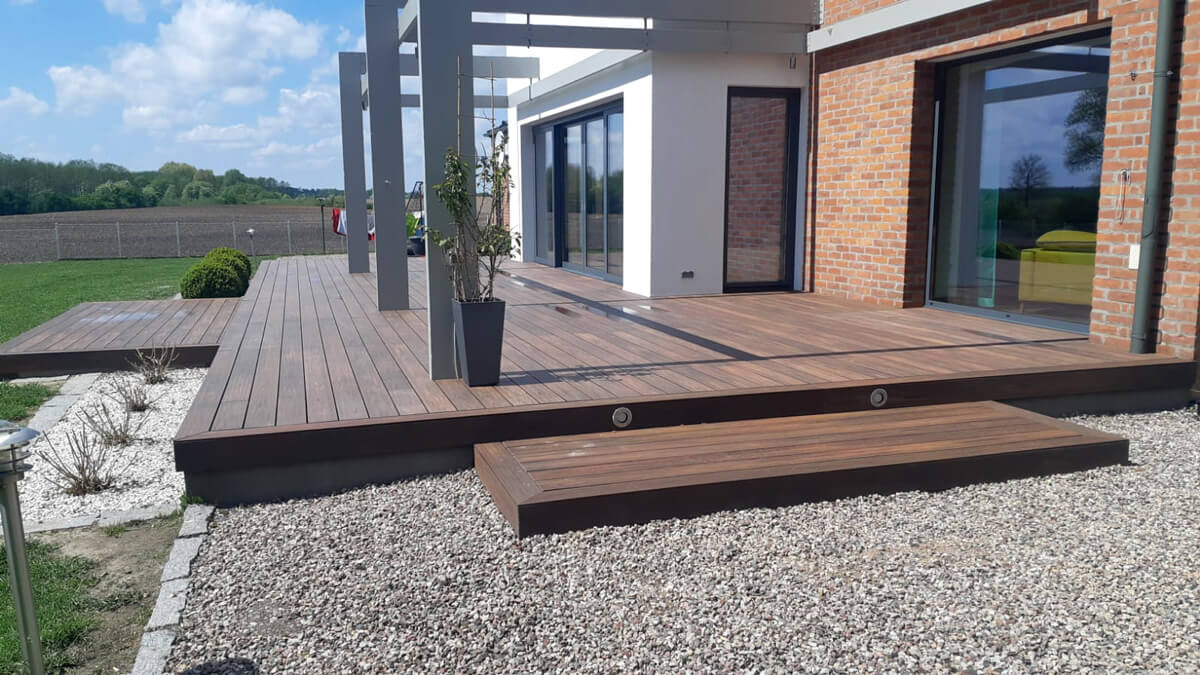 Elevated terrace – WPC decking board Premium Redwood