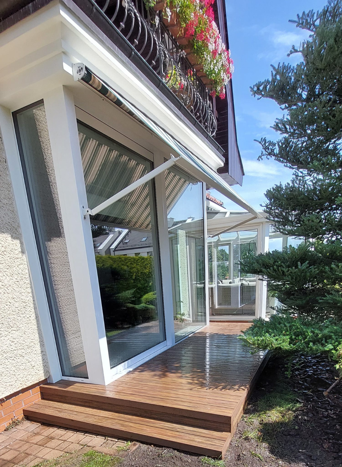 Premium Redwood terrace – a natural extension of the garden