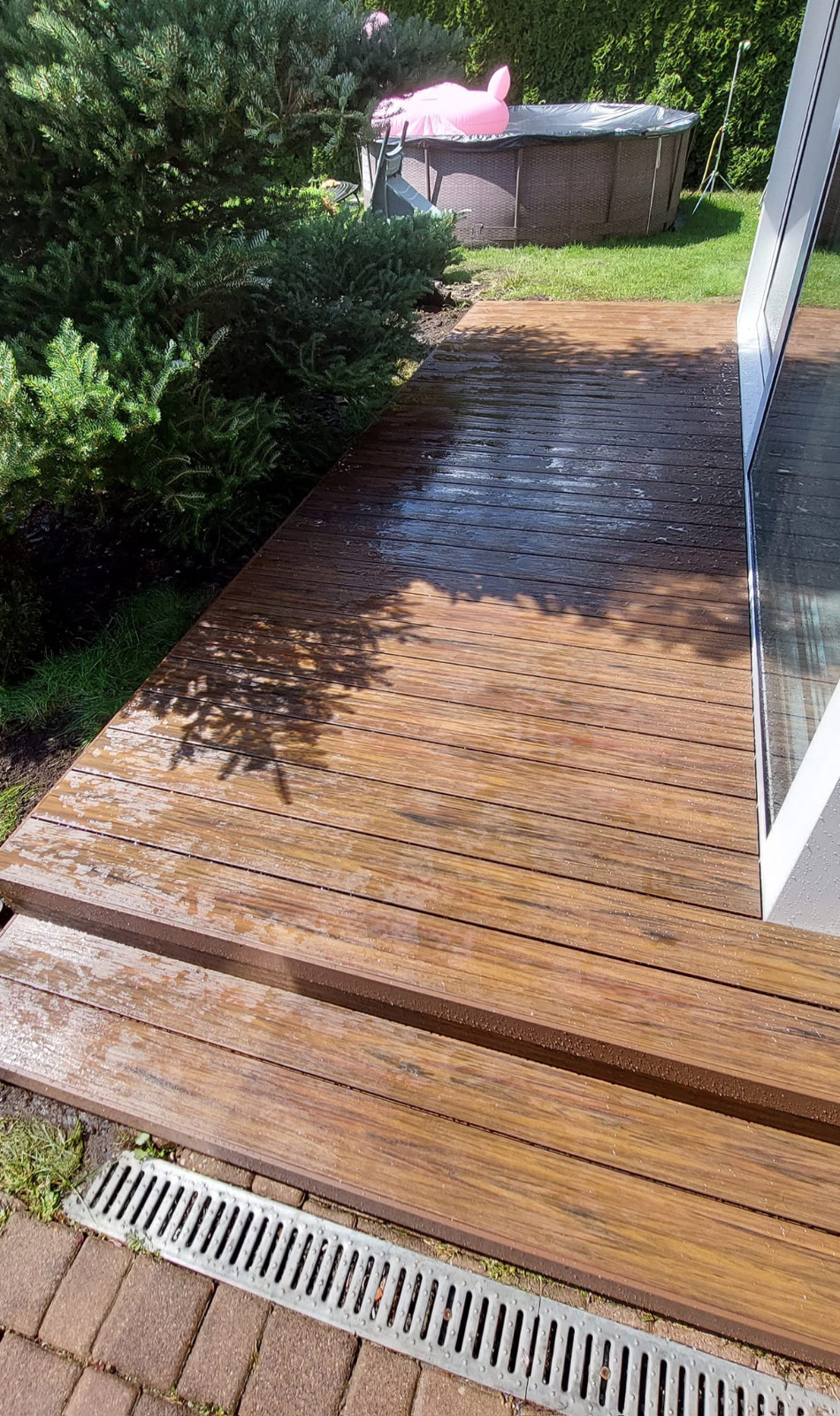 Premium Redwood terrace – a natural extension of the garden