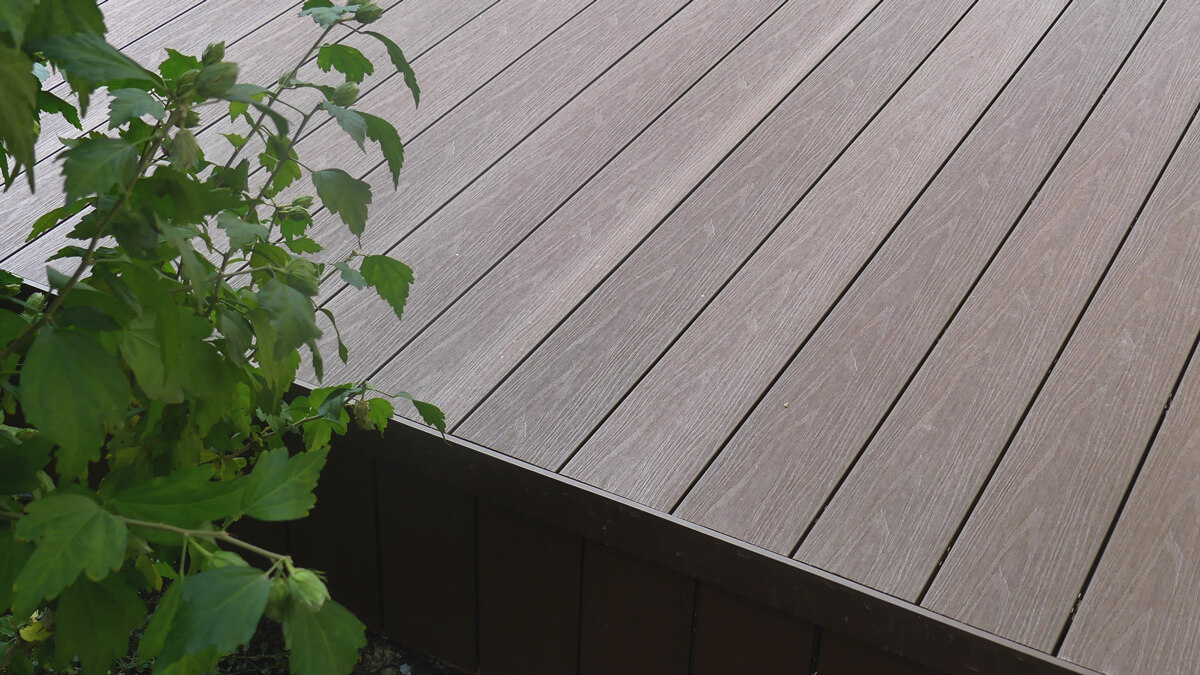 Rounded terrace made of composite decking board Premium Redwood