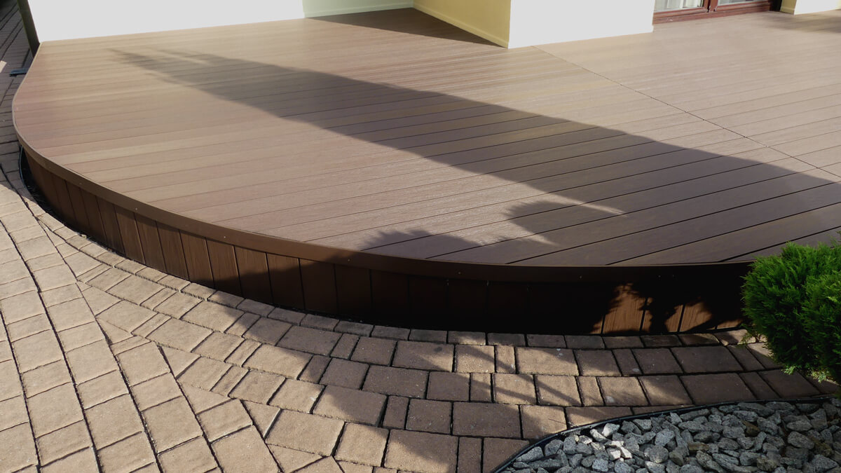 Rounded terrace made of composite decking board Premium Redwood
