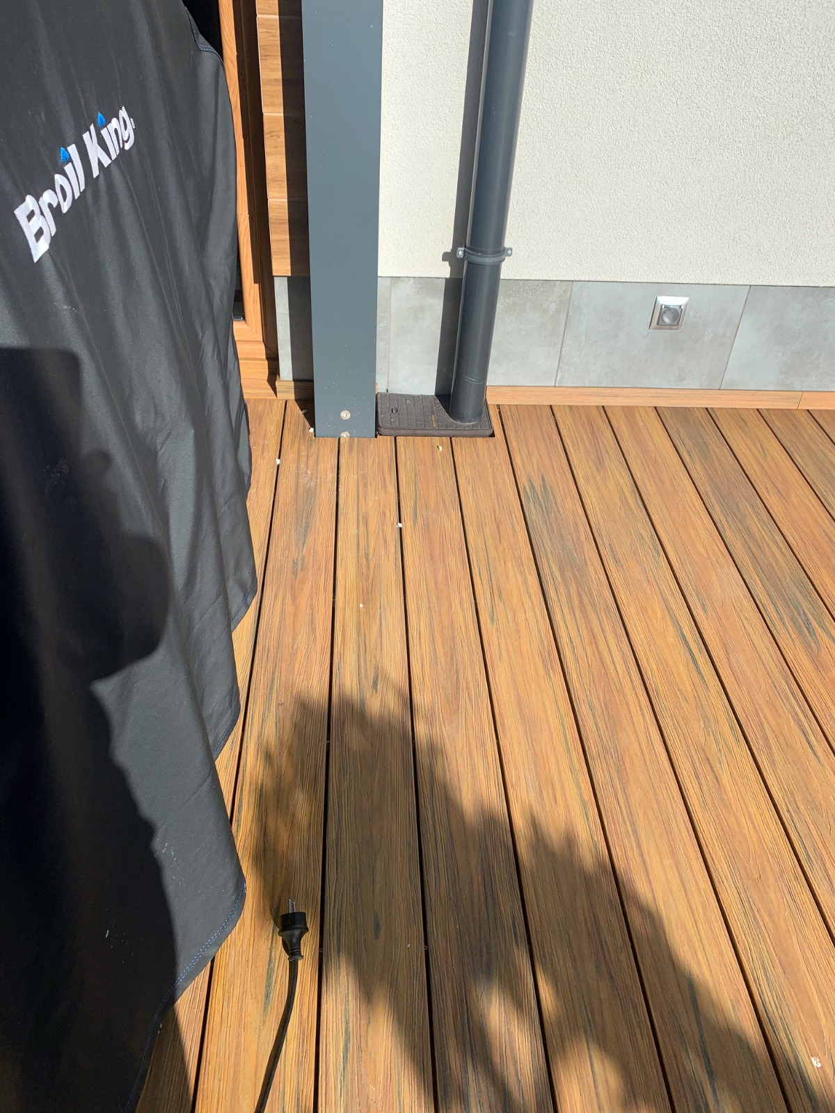 Swimming pool cladding and decking made of WPC decking boards Premium Amber