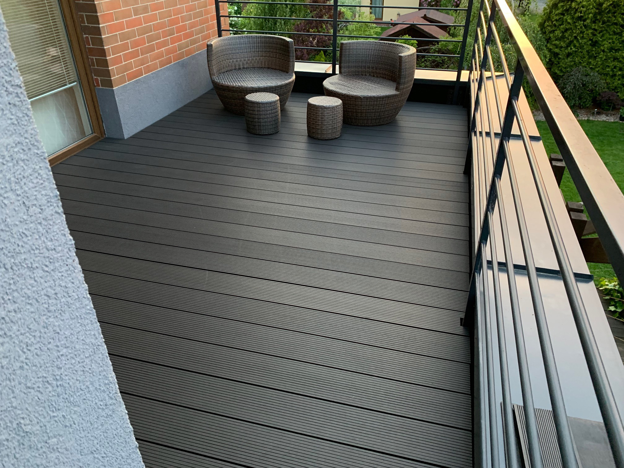 Large balcony with composite decking Standard Anthracite