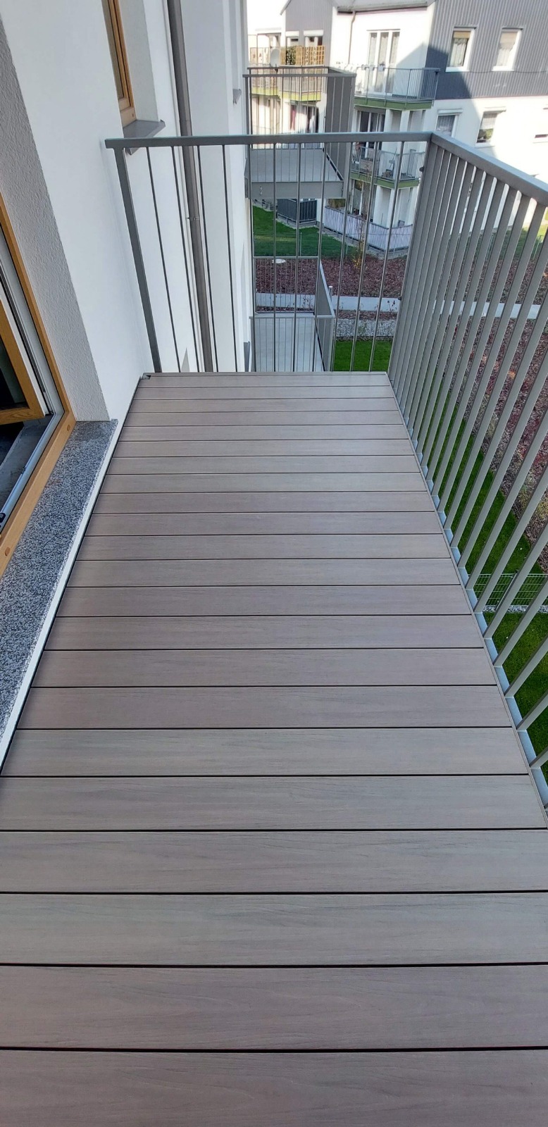 L - shaped balcony - composite deckiong board Premium Antique