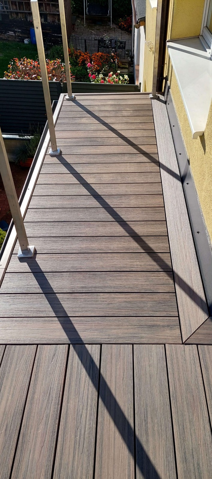 L - shaped balcony - composite deckiong board Premium Antique