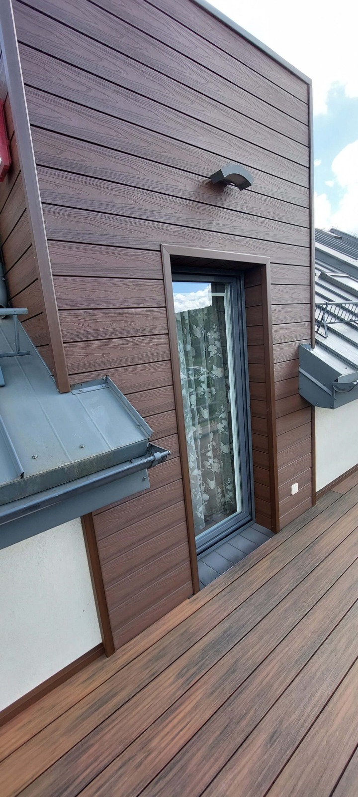 Facade made of composite decking board Redwood Premium