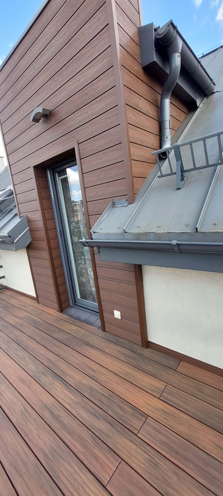 Facade made of composite decking board Redwood Premium