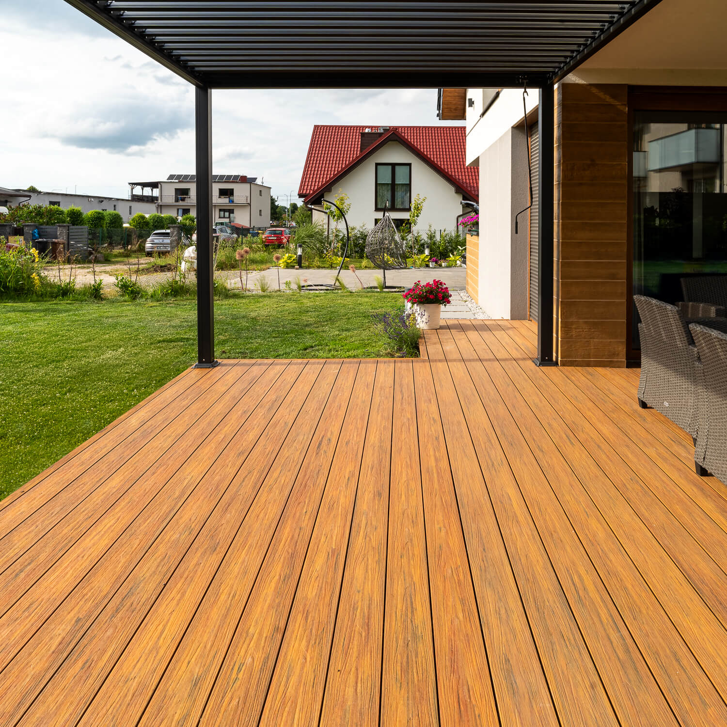Garden Pergola from Liderwood – a modern terrace with Amber Premium Decking Boards