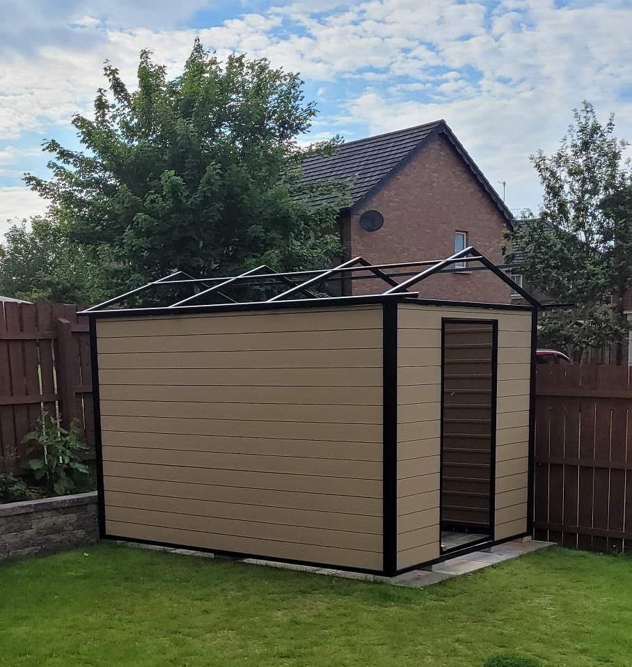 Garden house with Standard Honey Teak cladding board – a practical and aesthetic accent in the garden
