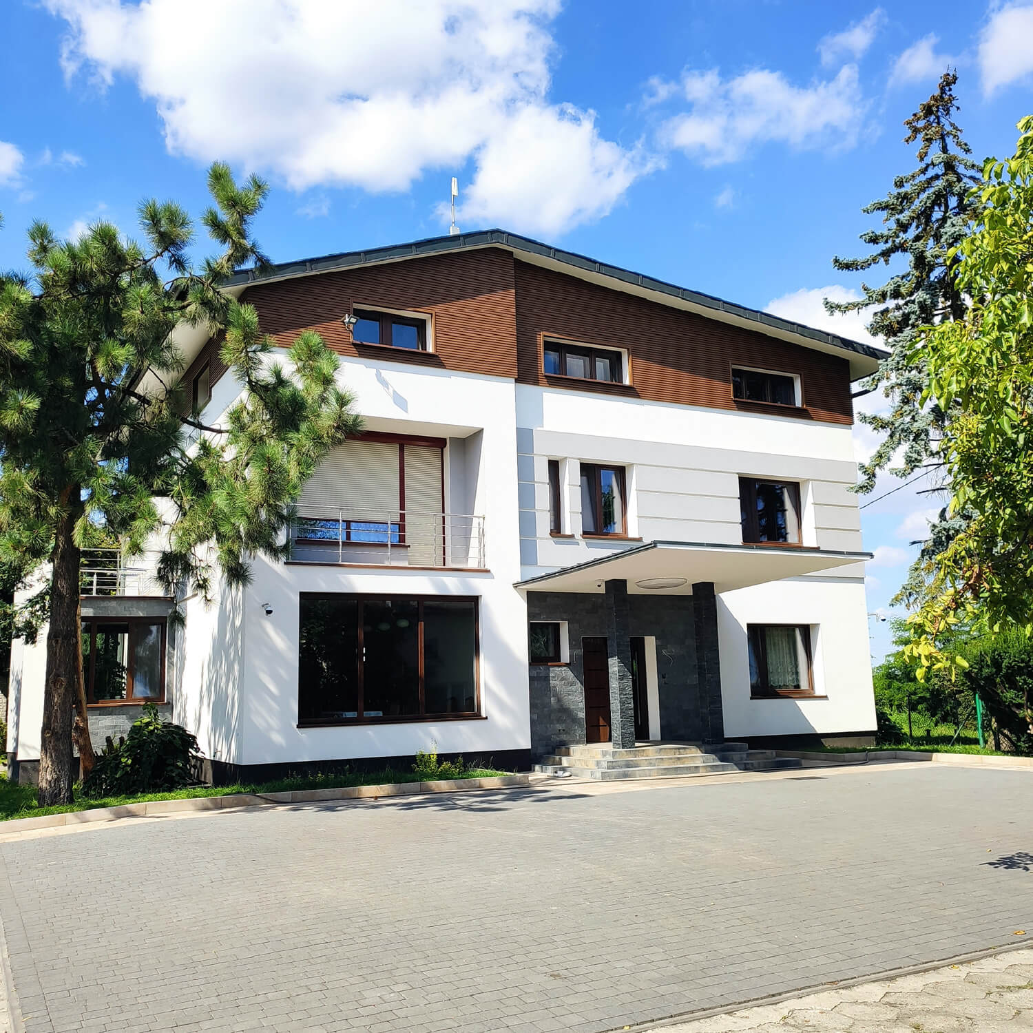 Premium Teak slats on the façade – horizontal layout