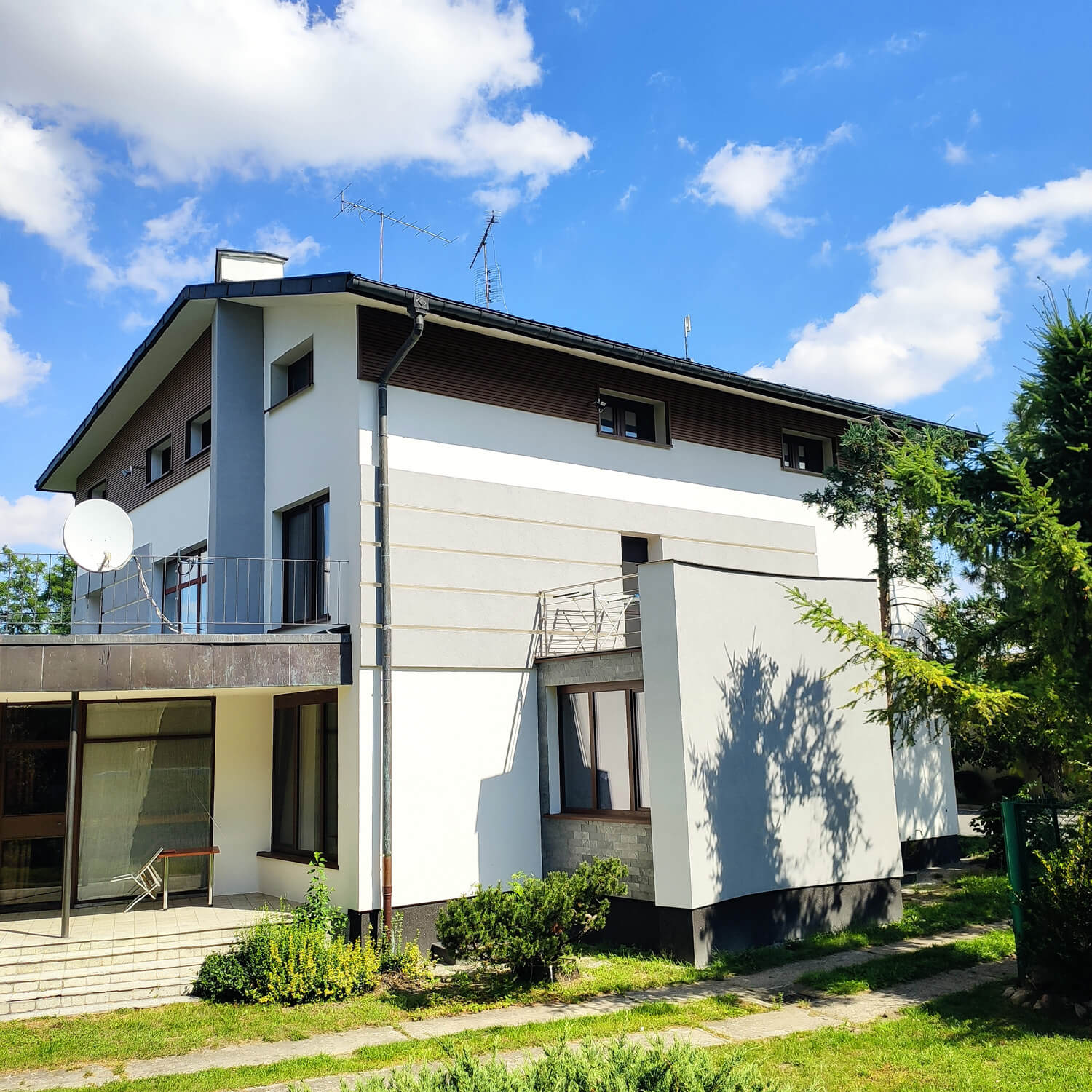 Premium Teak slats on the façade – horizontal layout
