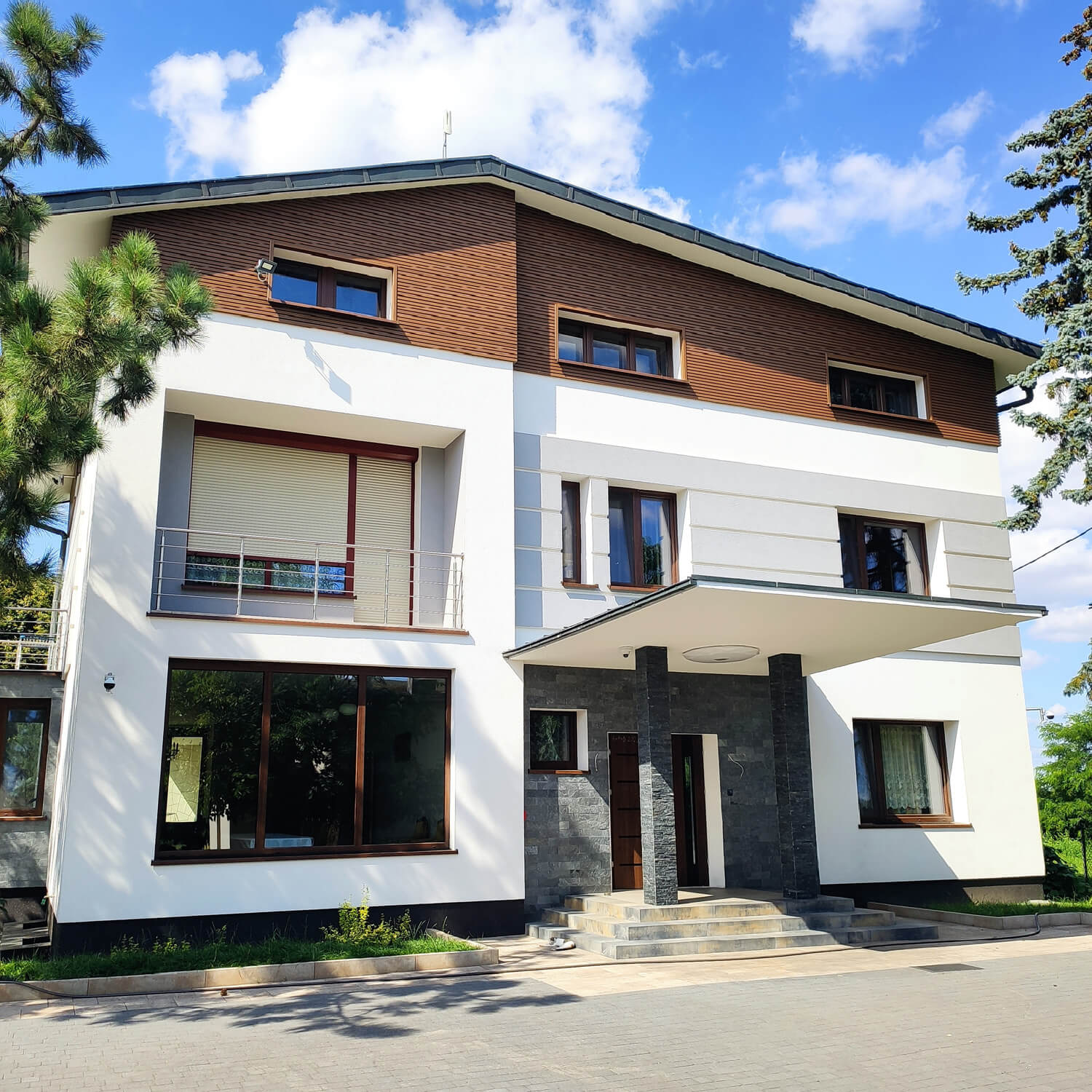 Premium Teak slats on the façade – horizontal layout