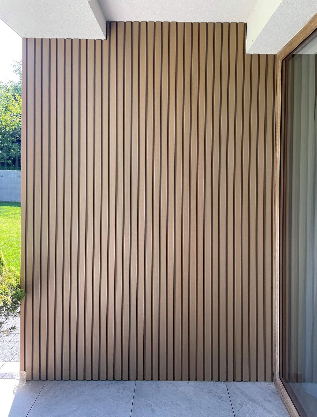 Louvered façade – composite slats, Oak