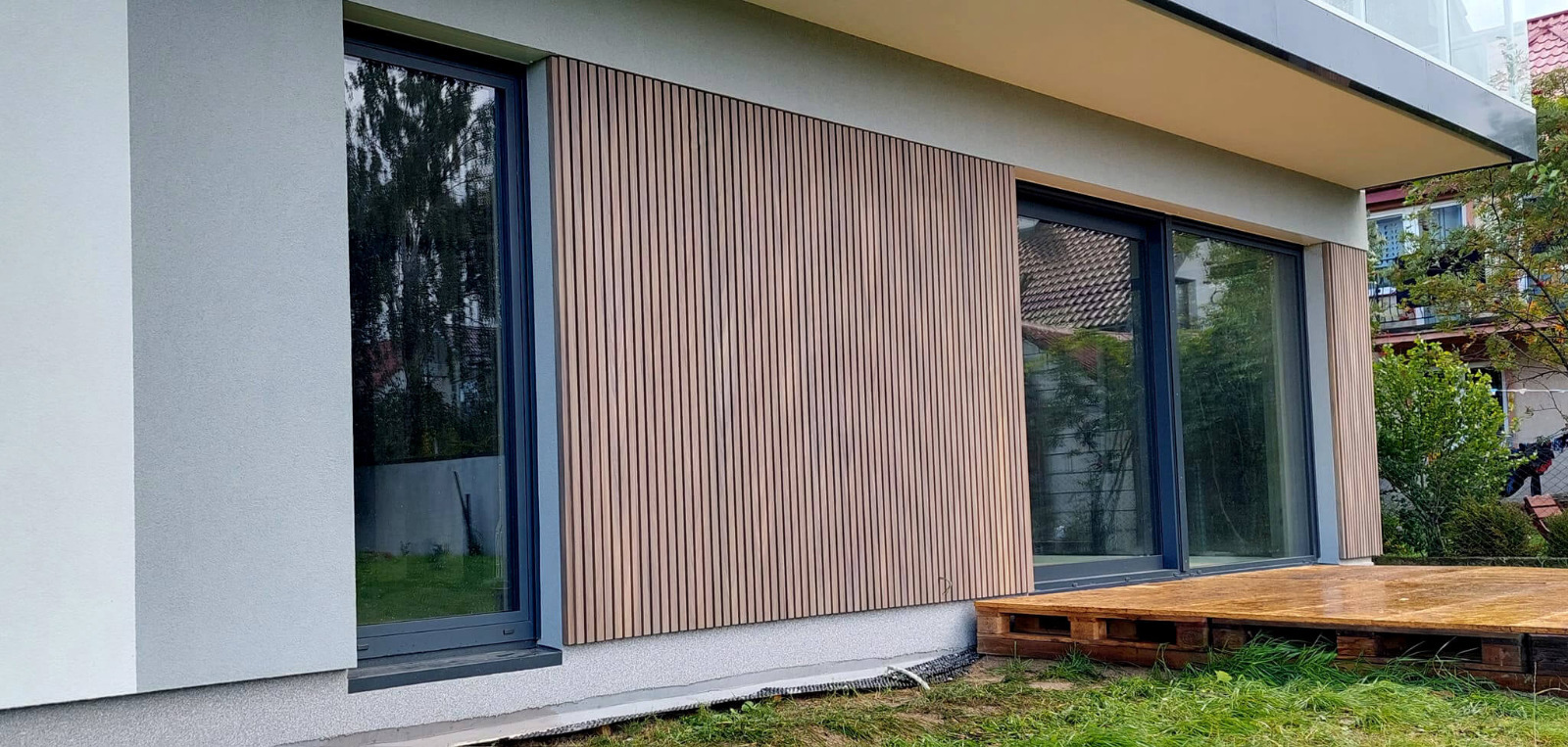 Louvered façade – composite slats, Antique