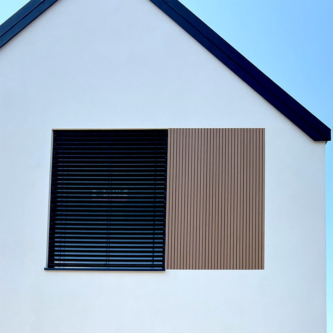 Composite slat façade in Oak Premium – style and structure