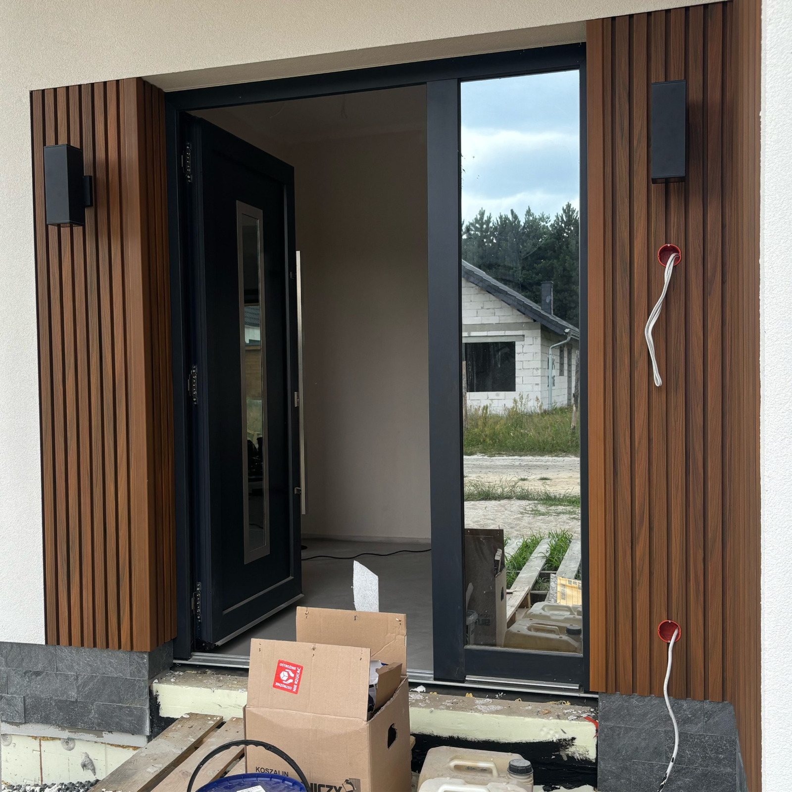 Premium 3D façade slats Amber – an elegant entrance with character