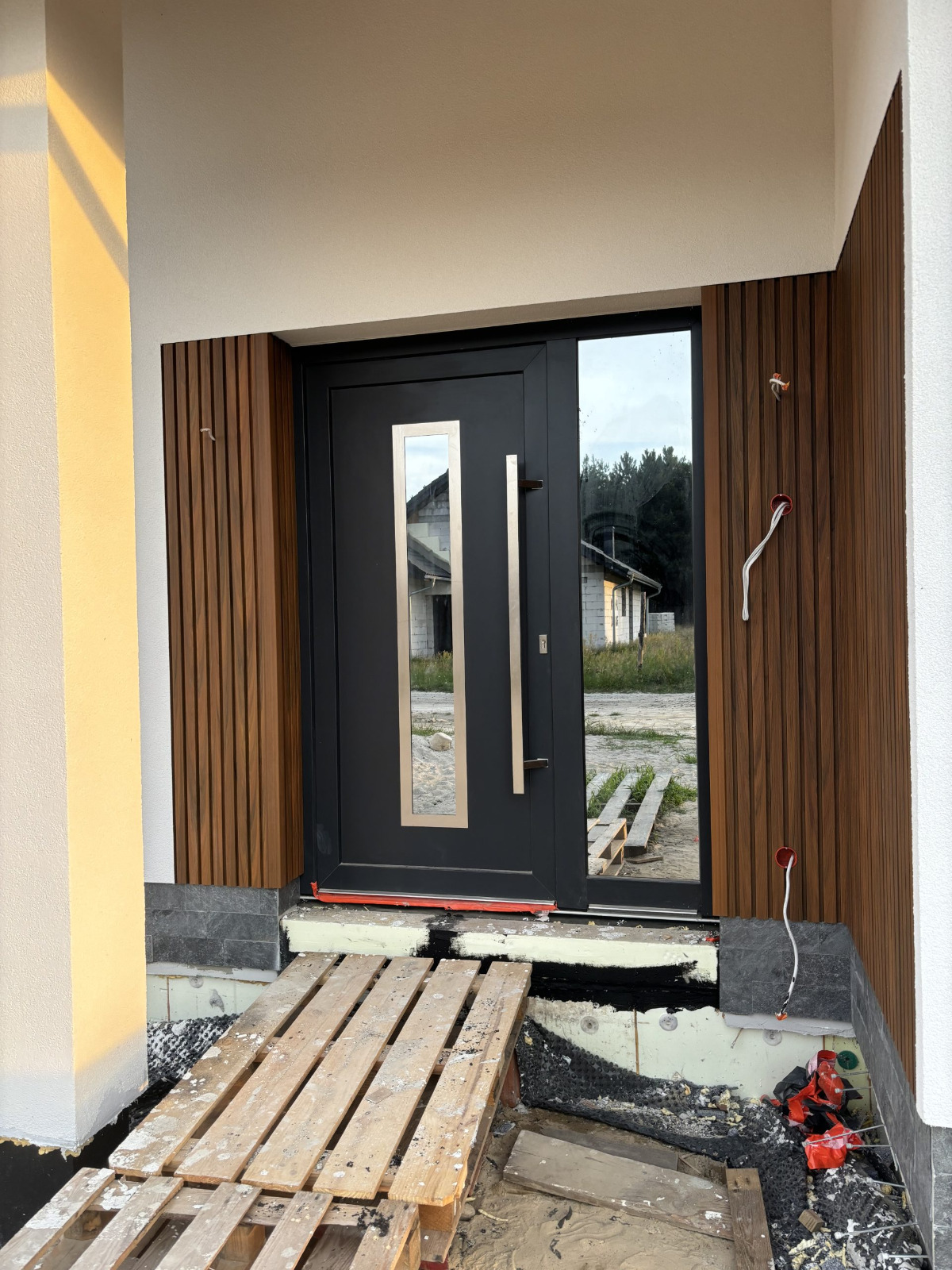 Premium 3D façade slats Amber – an elegant entrance with character