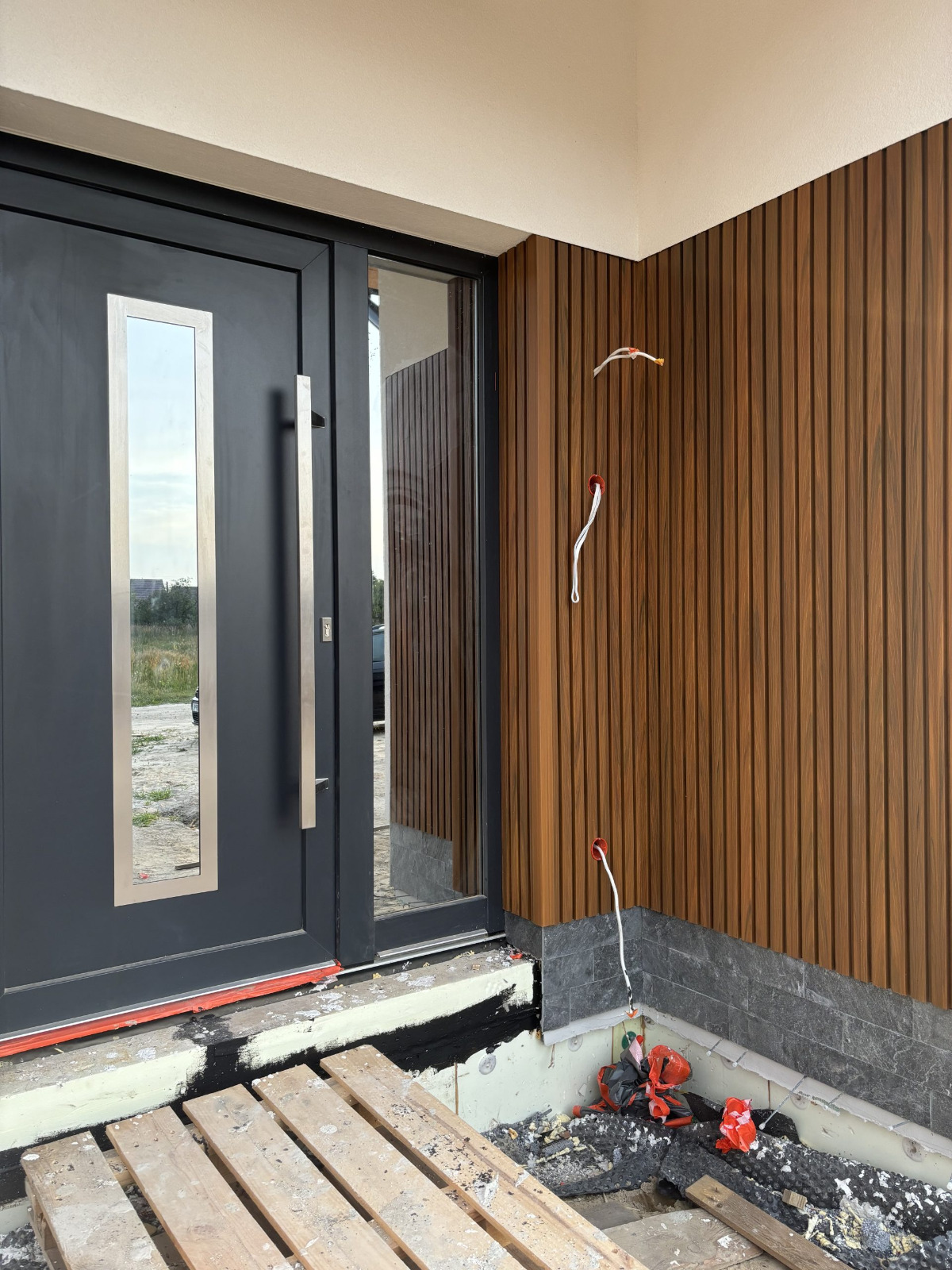 Premium 3D façade slats Amber – an elegant entrance with character