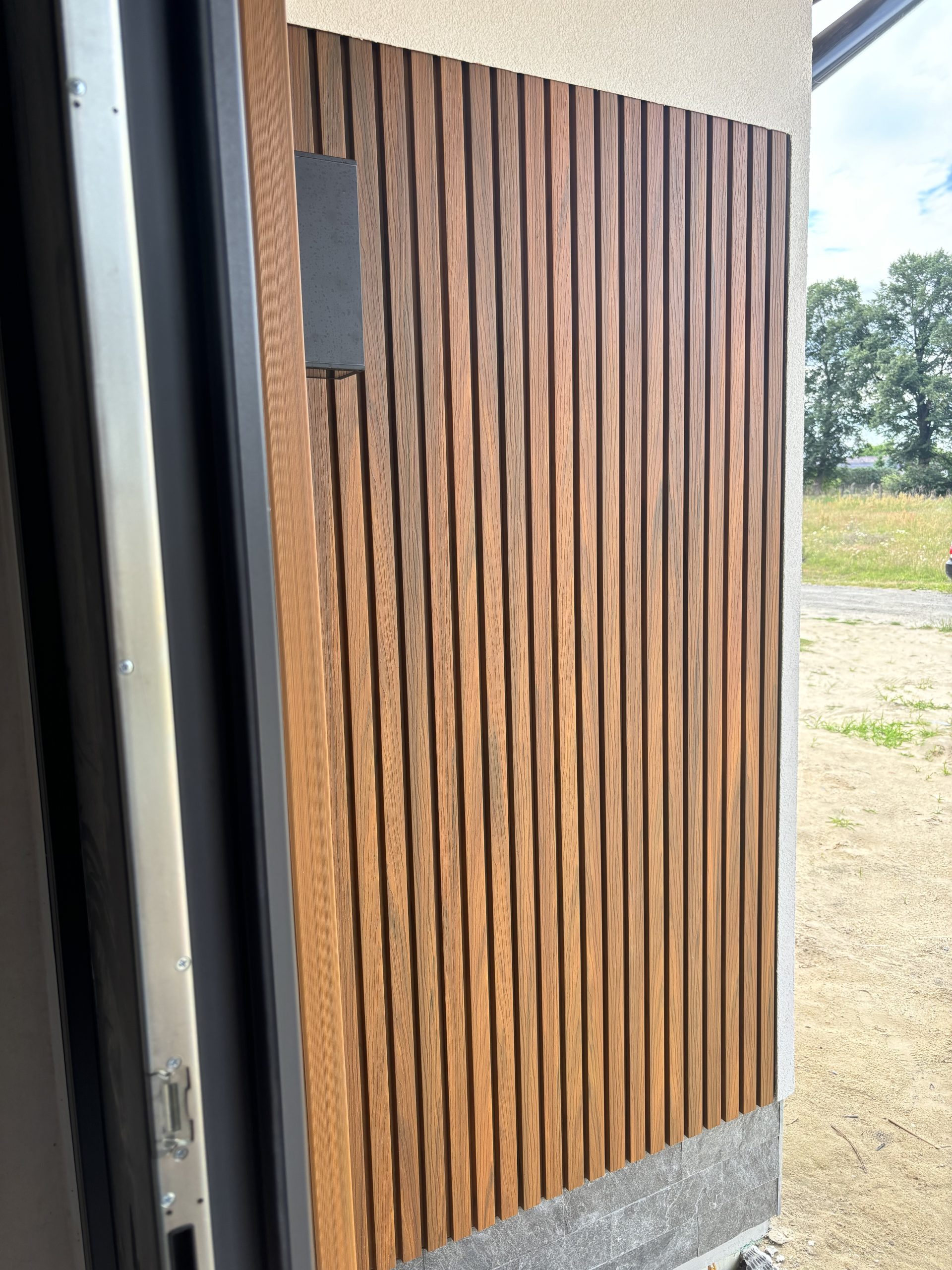 Premium 3D façade slats Amber – an elegant entrance with character