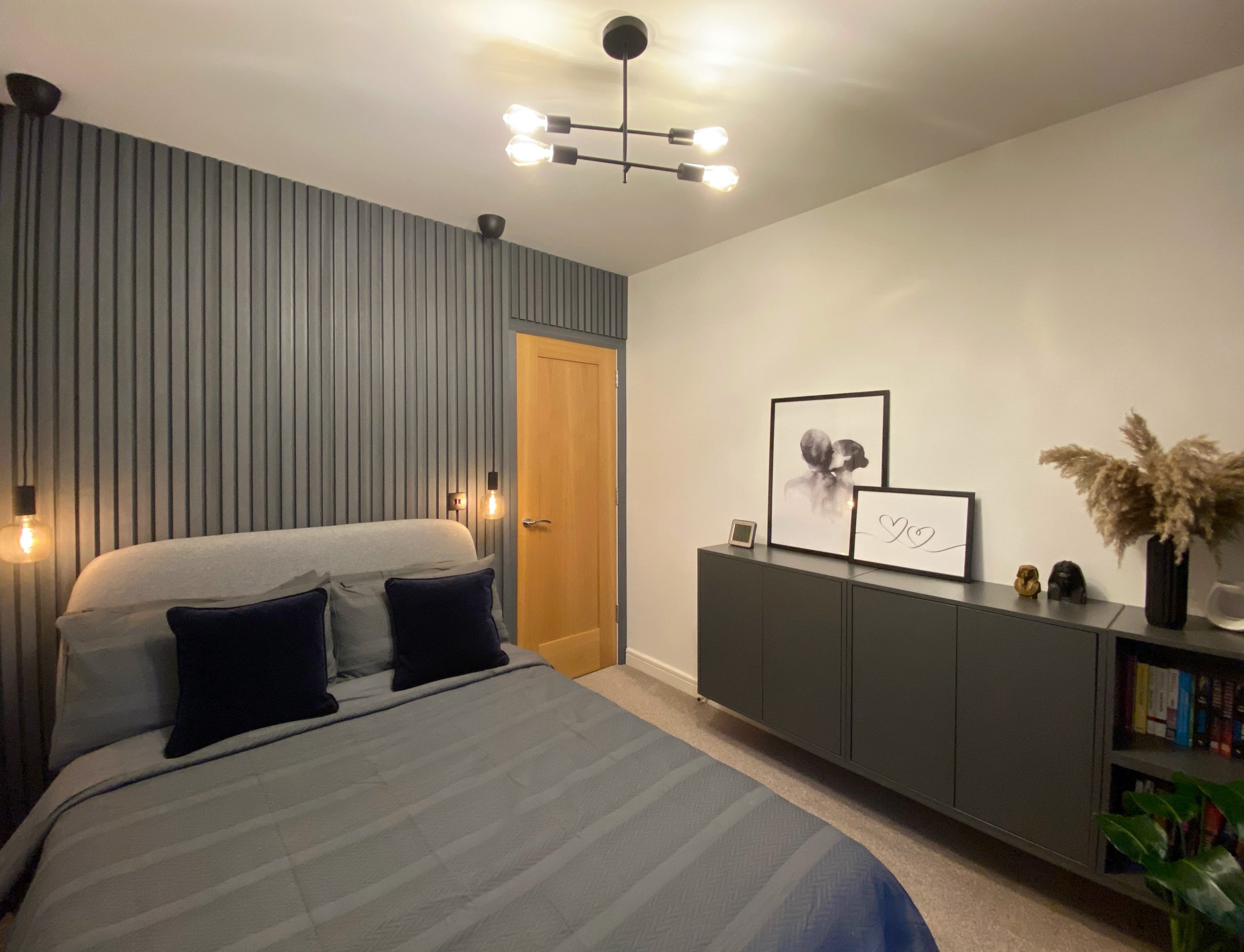 Wall slats in a bedroom - Slatted cladding boards Gray