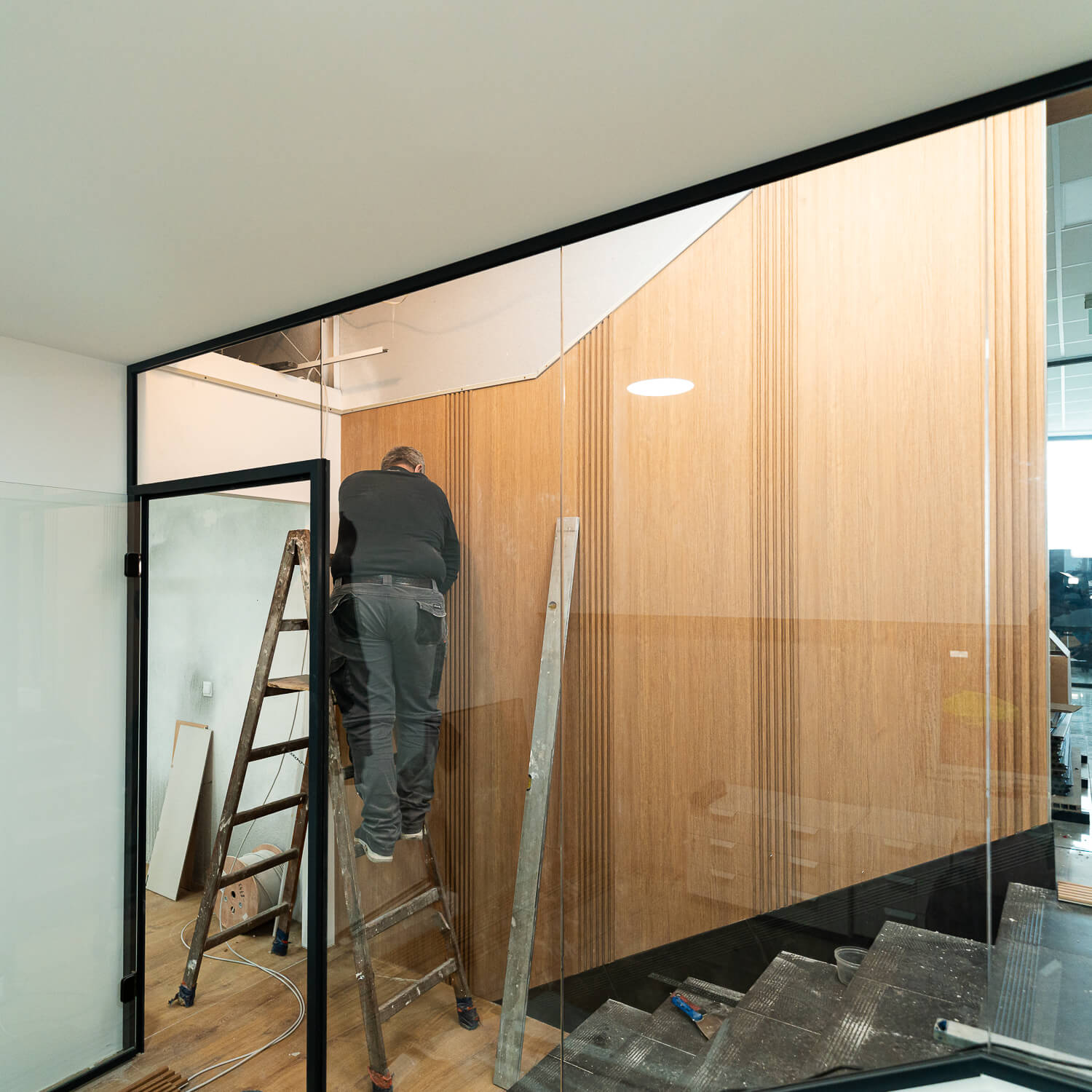 SPC wall panels in practice – installation in the Liderwood office