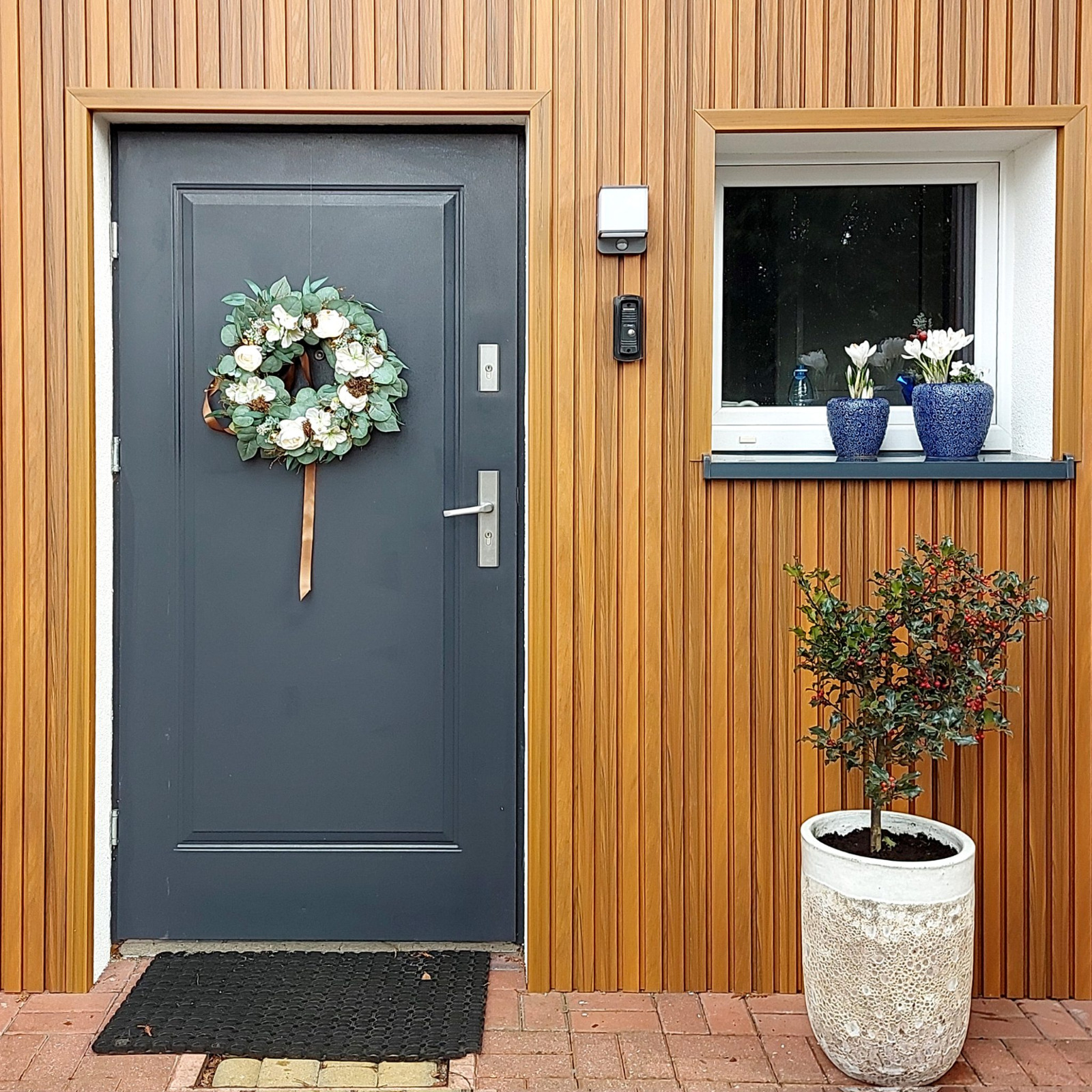 Modern facade with composite slatted cladding boards Premium Amber