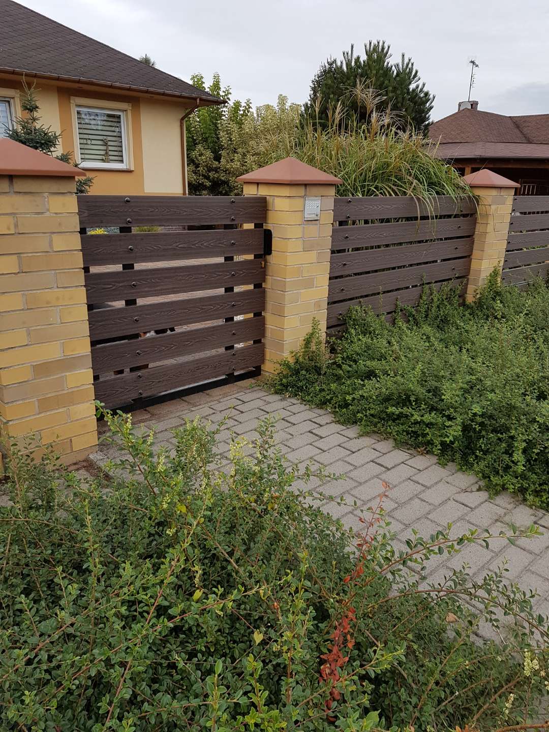 Fence Made of 3D Decking Boards in Brown – Durability in an Elegant Design