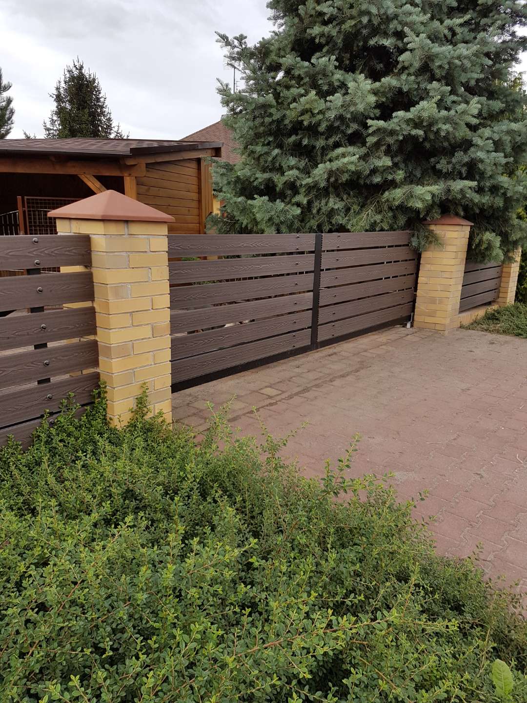 Fence Made of 3D Decking Boards in Brown – Durability in an Elegant Design
