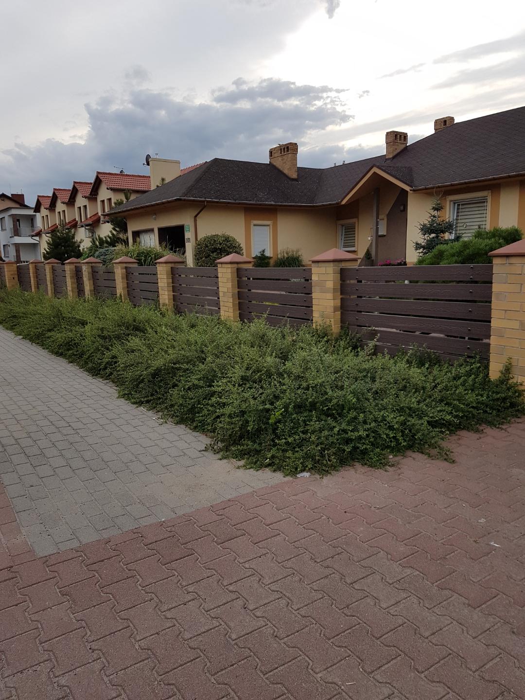 Fence Made of 3D Decking Boards in Brown – Durability in an Elegant Design