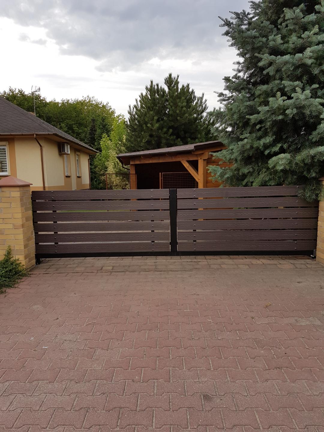 Fence Made of 3D Decking Boards in Brown – Durability in an Elegant Design