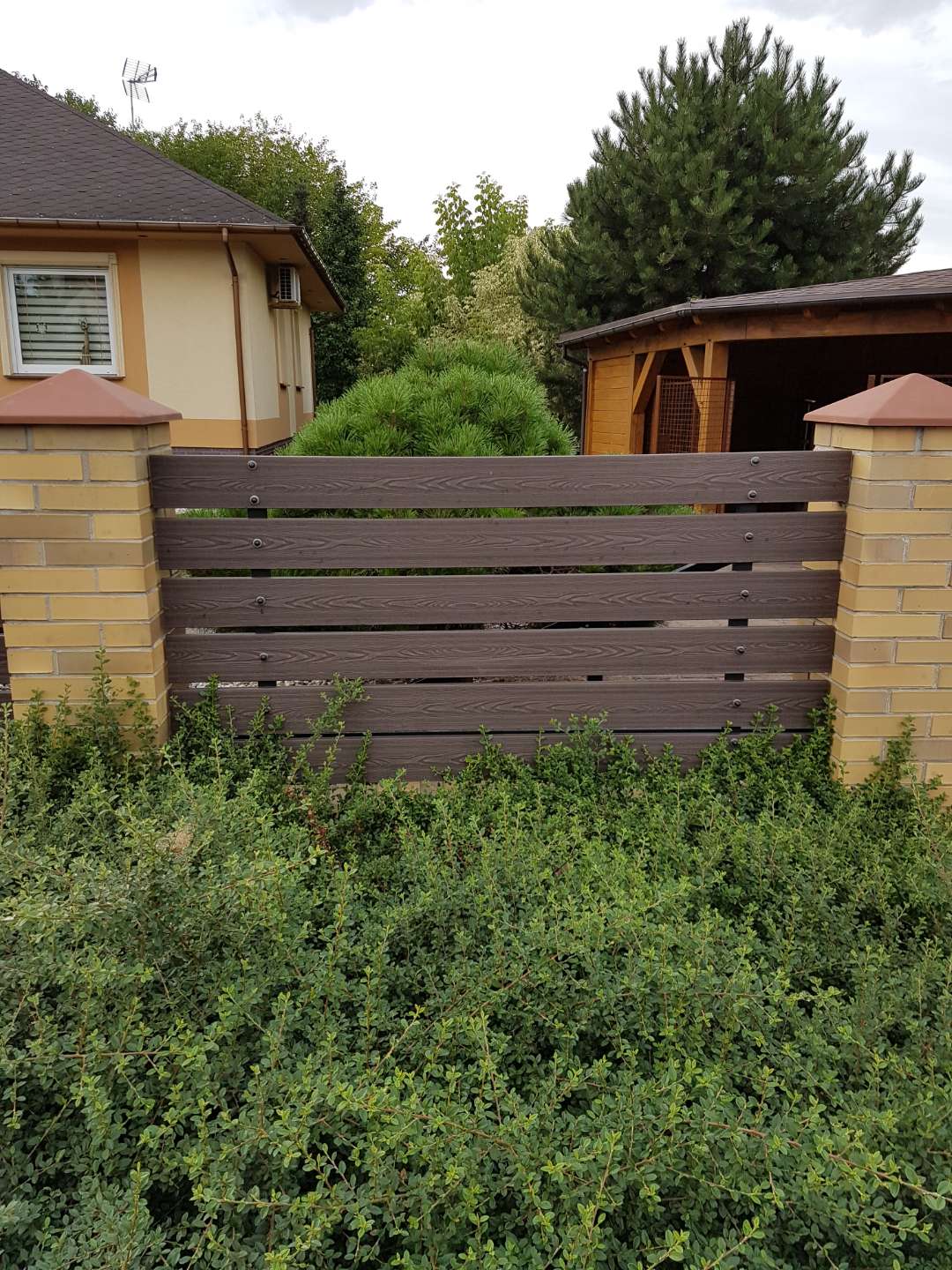 Fence Made of 3D Decking Boards in Brown – Durability in an Elegant Design