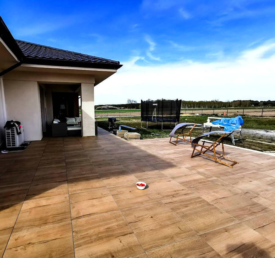Terrace made of woodgrain stoneware tile Forest Ylm