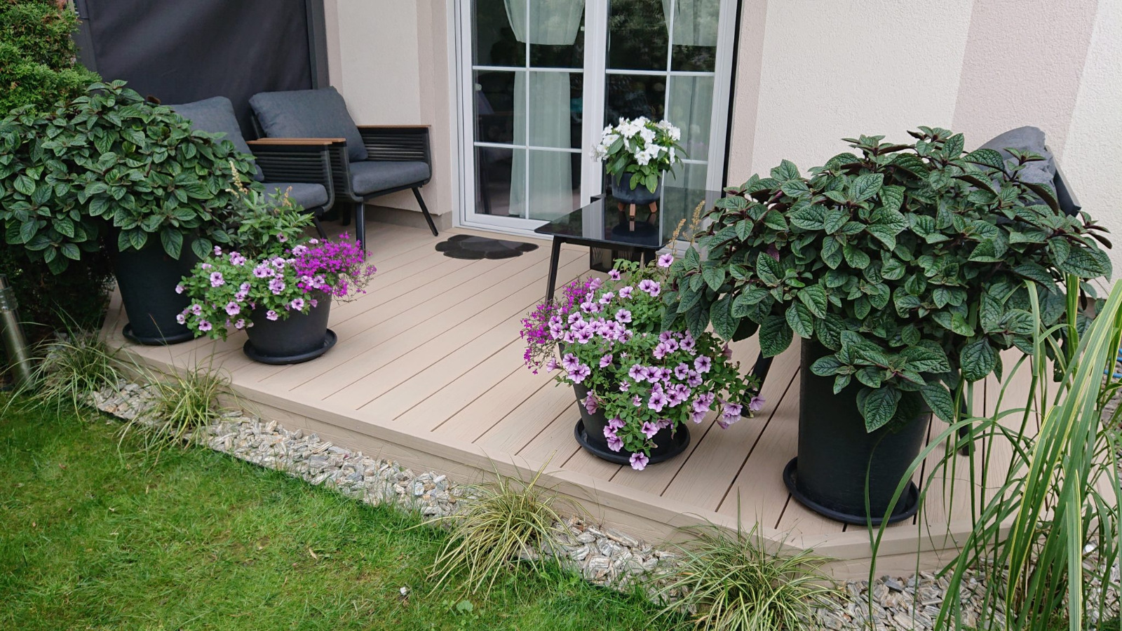 Cozy terrace with Premium Ecru composite decking – elegance in your garden