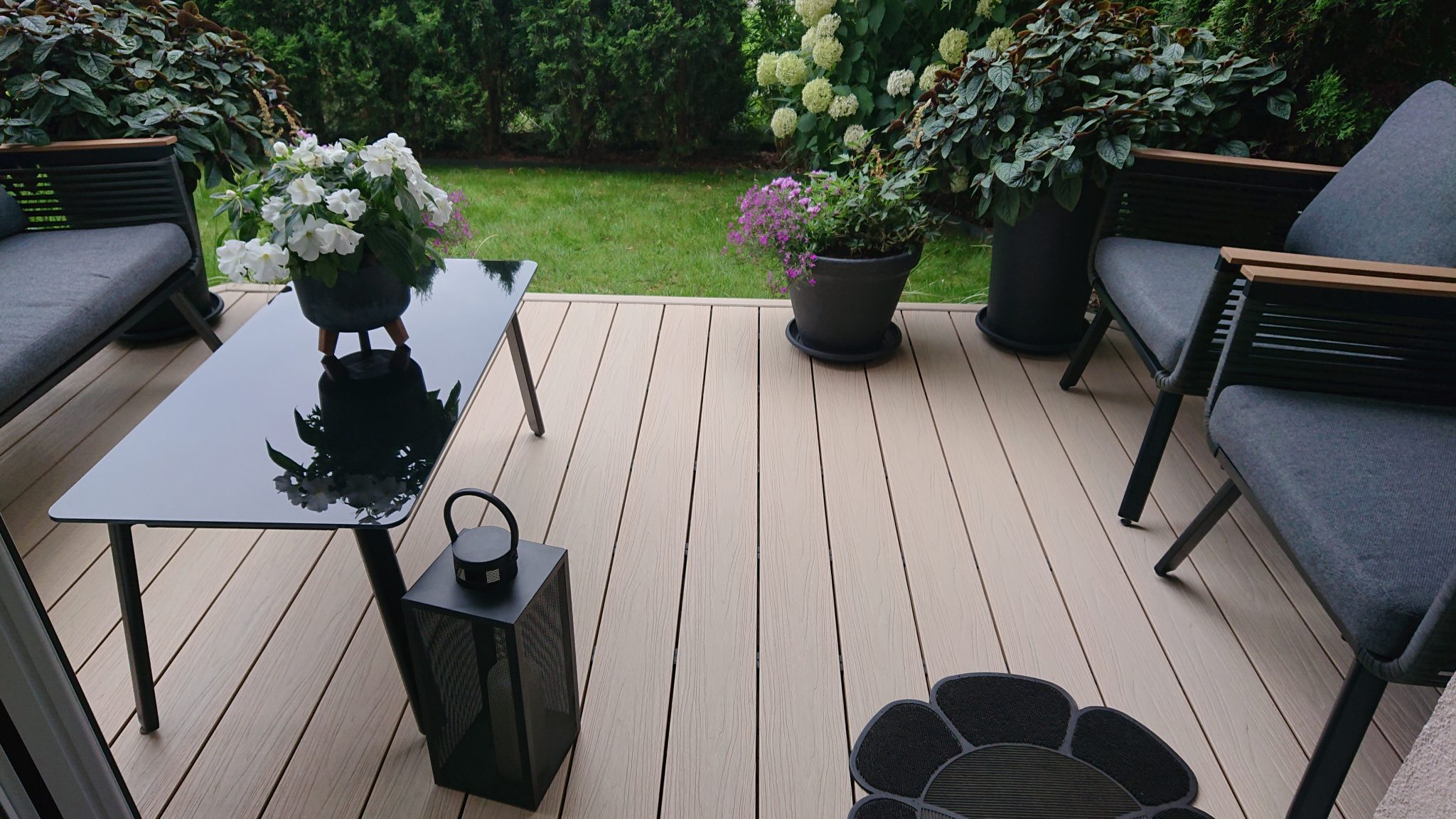 Cozy terrace with Premium Ecru composite decking – elegance in your garden