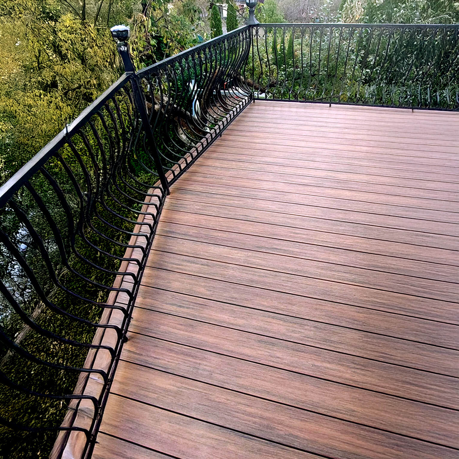 Balcony with Premium Redwood Composite Decking – Elevated Elegance
