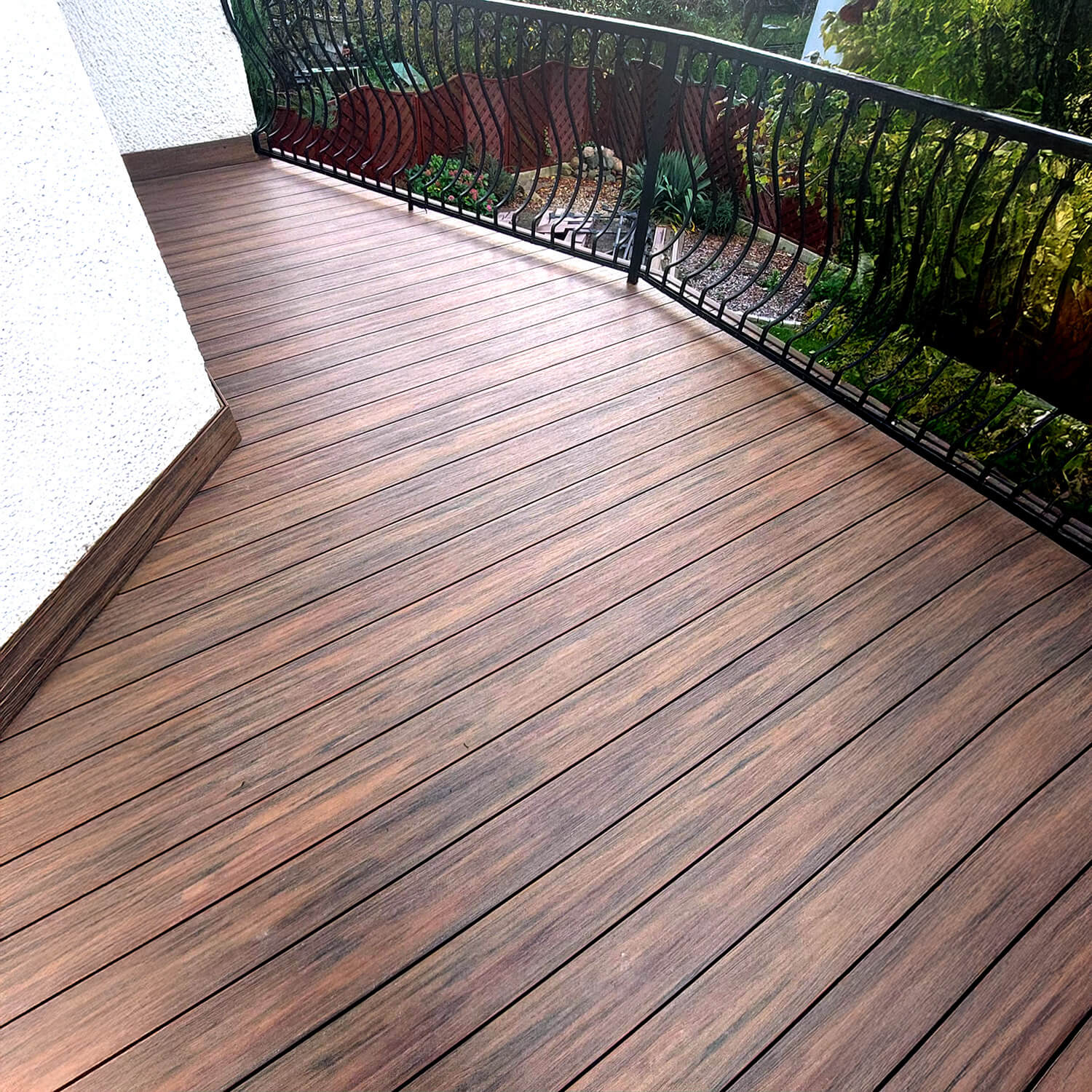 Balcony with Premium Redwood Composite Decking – Elevated Elegance