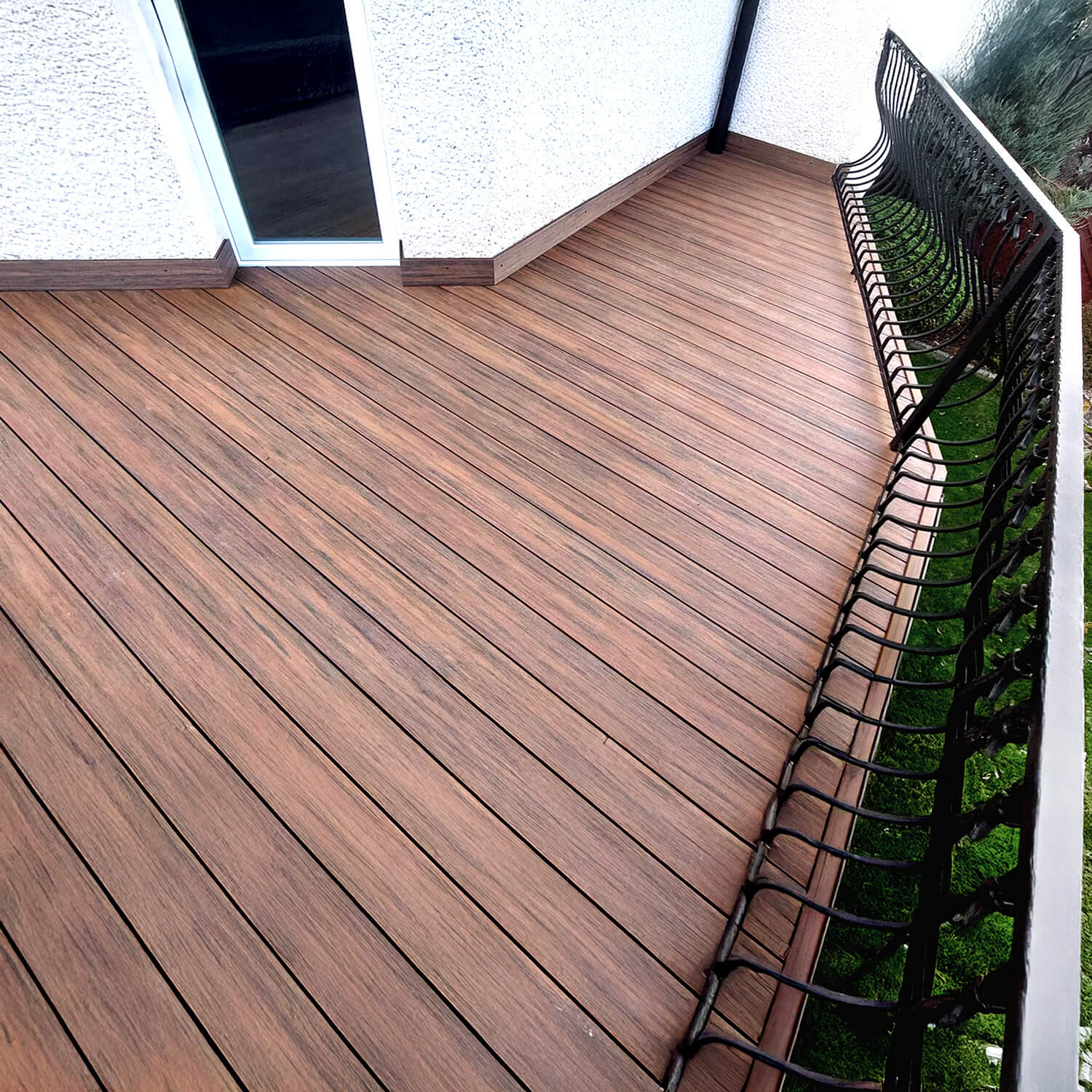 Balcony with Premium Redwood Composite Decking – Elevated Elegance
