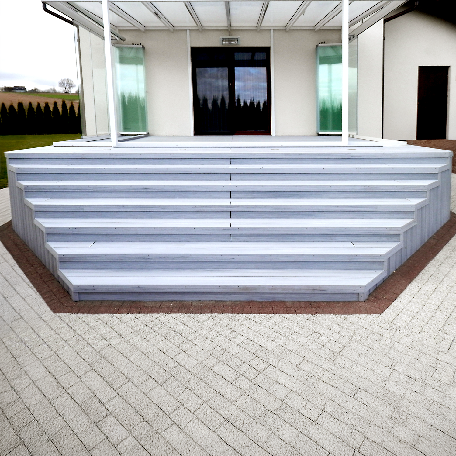 Terrace made of Solid Light Grey composite boards – a true wow effect