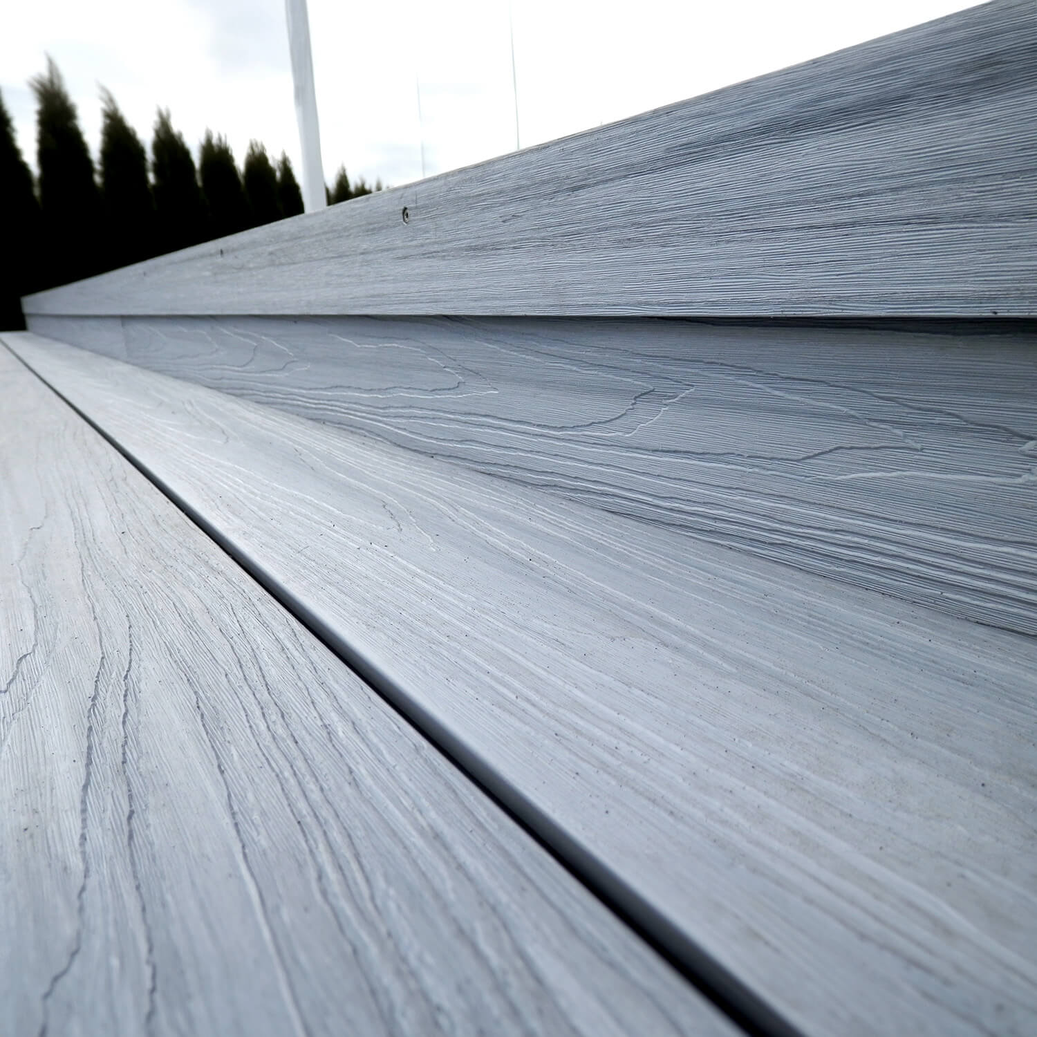 Terrace made of Solid Light Grey composite boards – a true wow effect