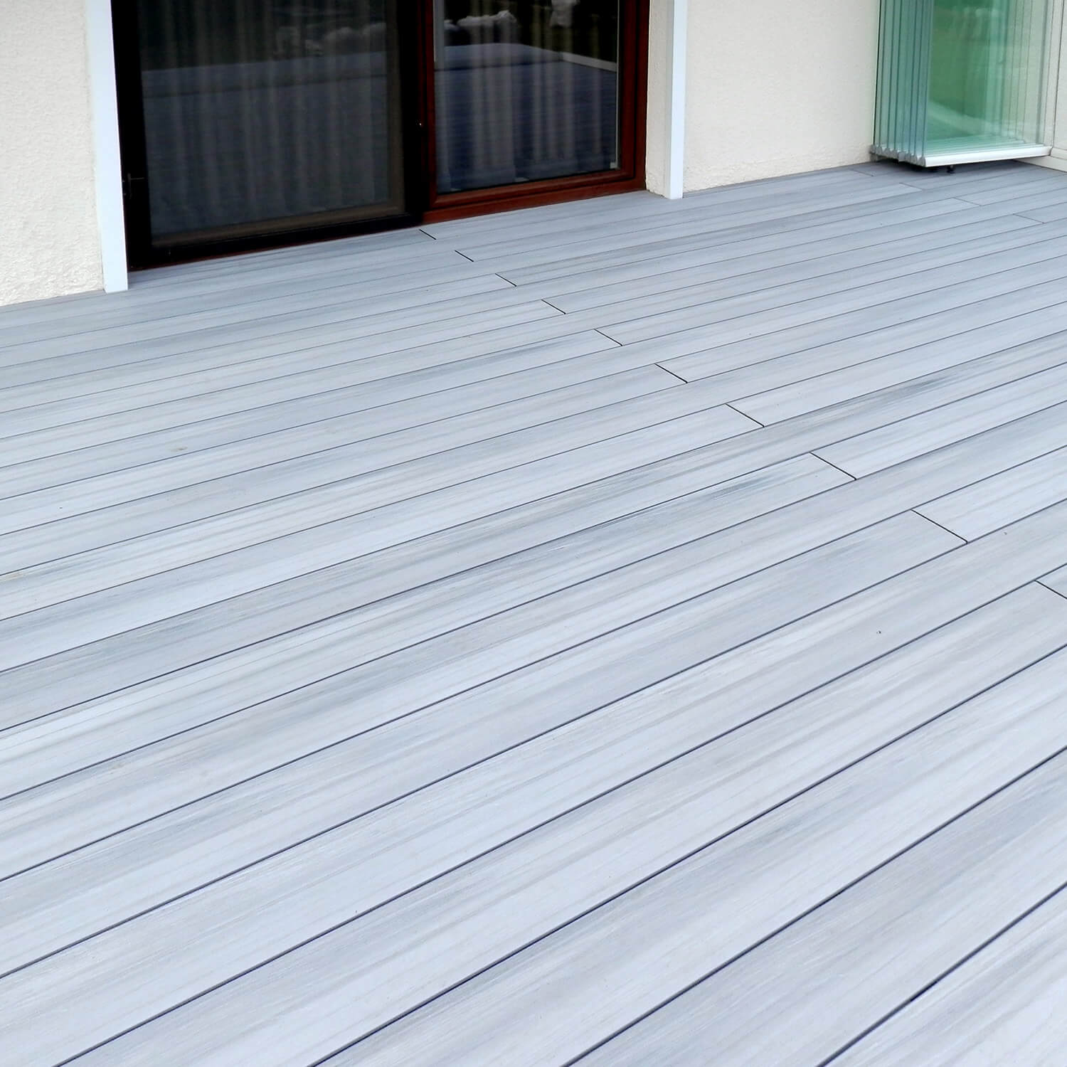 Terrace made of Solid Light Grey composite boards – a true wow effect