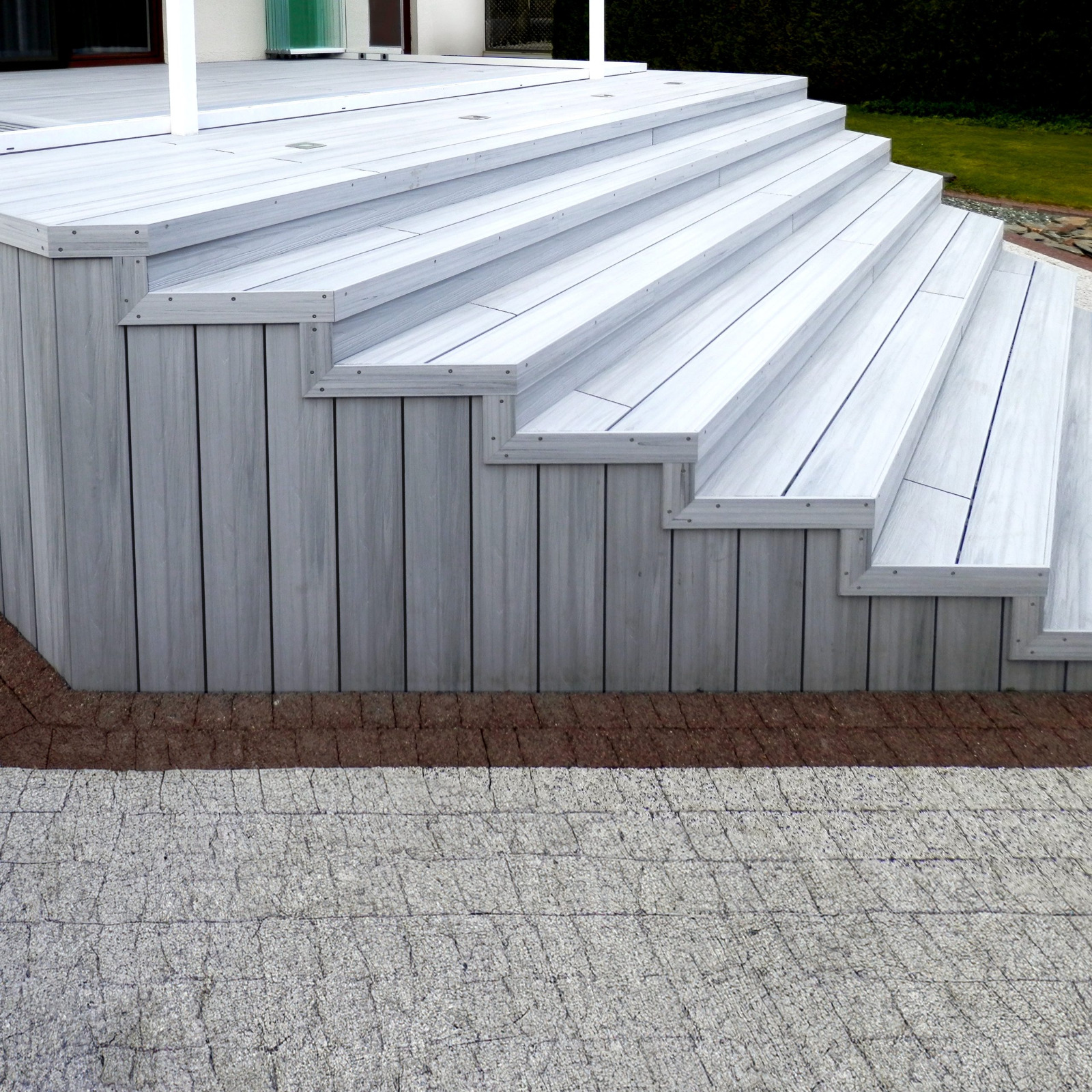 Terrace made of Solid Light Grey composite boards – a true wow effect