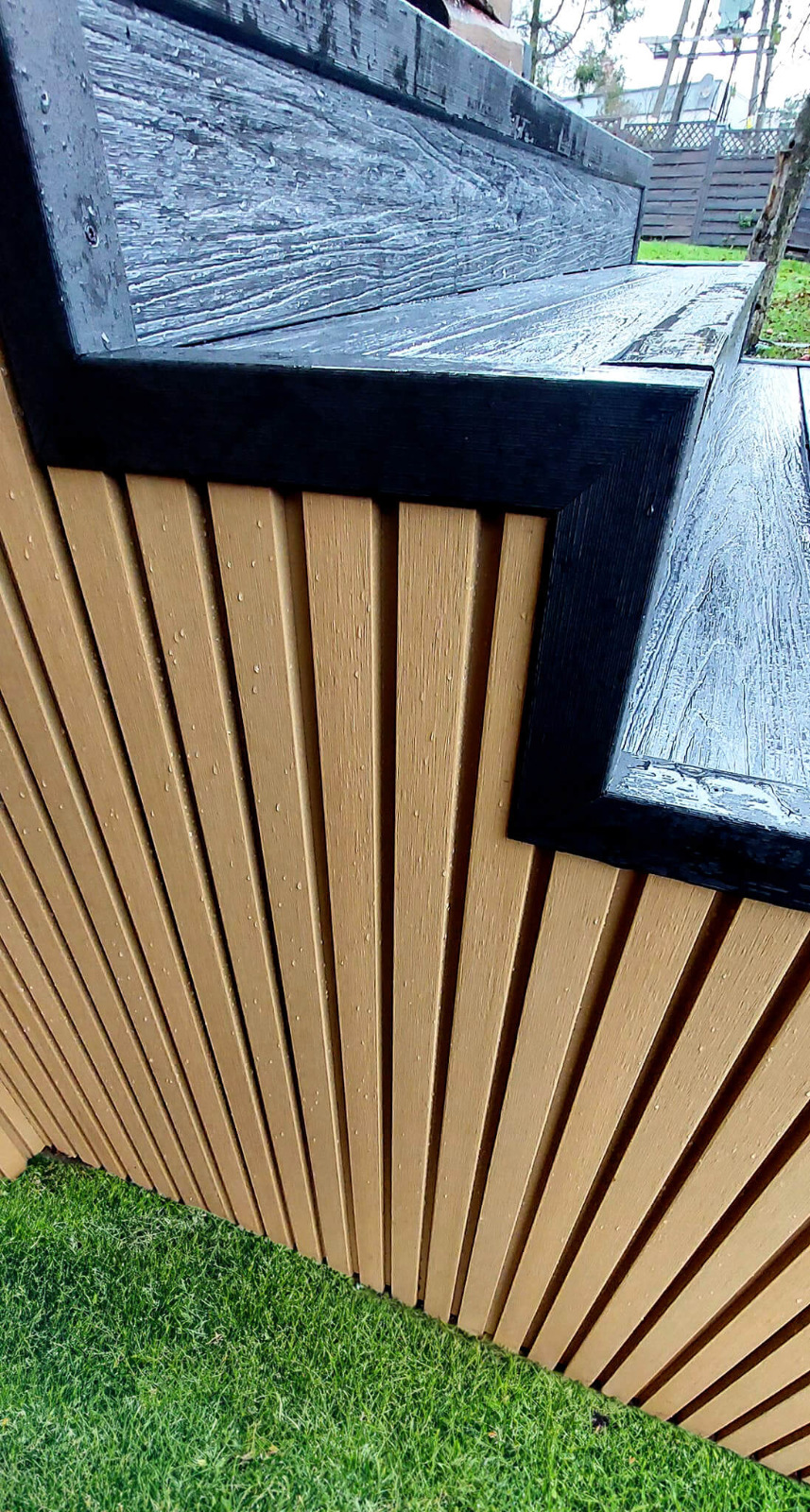 Stairs made out of composite decking boards (Premium Anthracite) and cladding slats (Premium Oak)