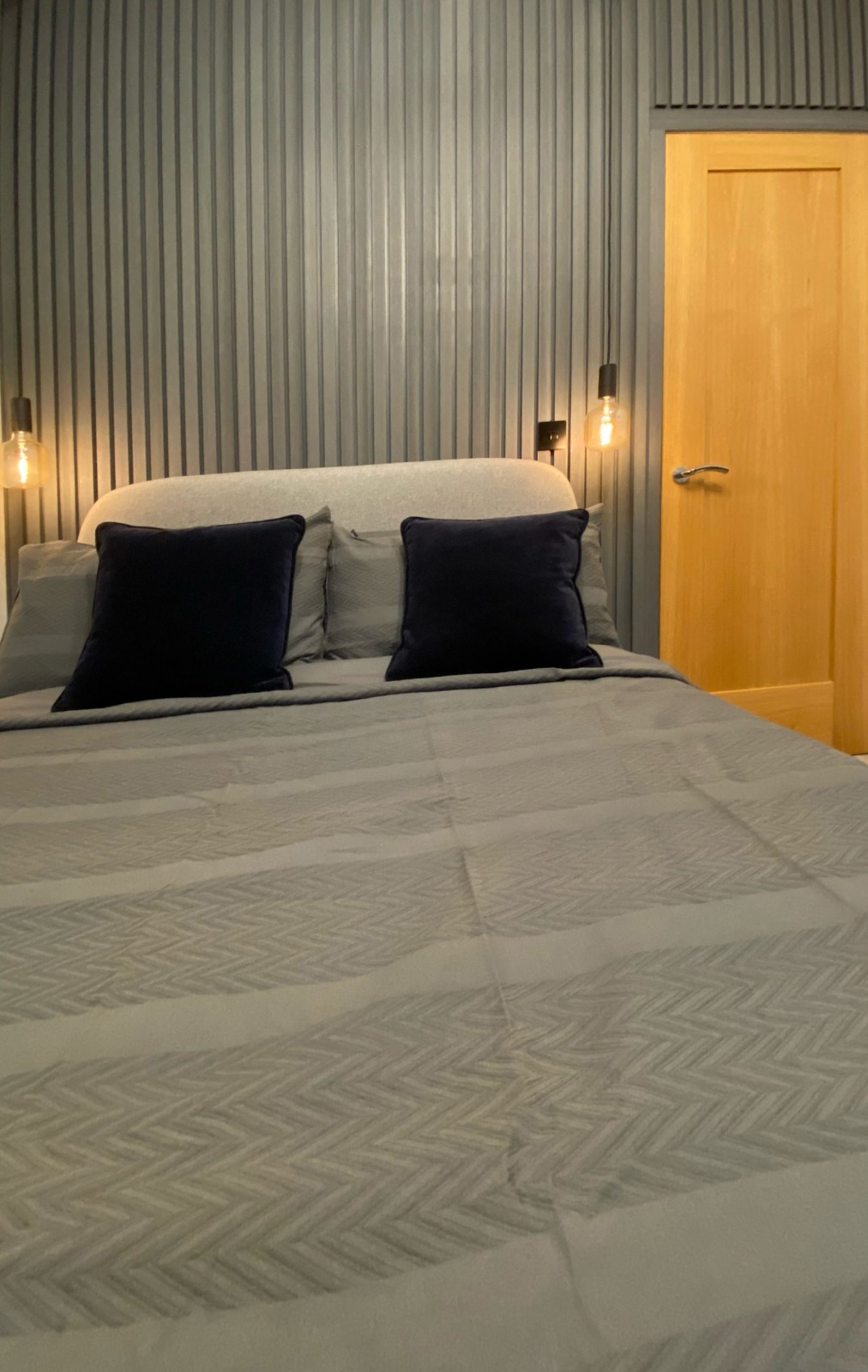 Wall slats in a bedroom - Slatted cladding boards Gray