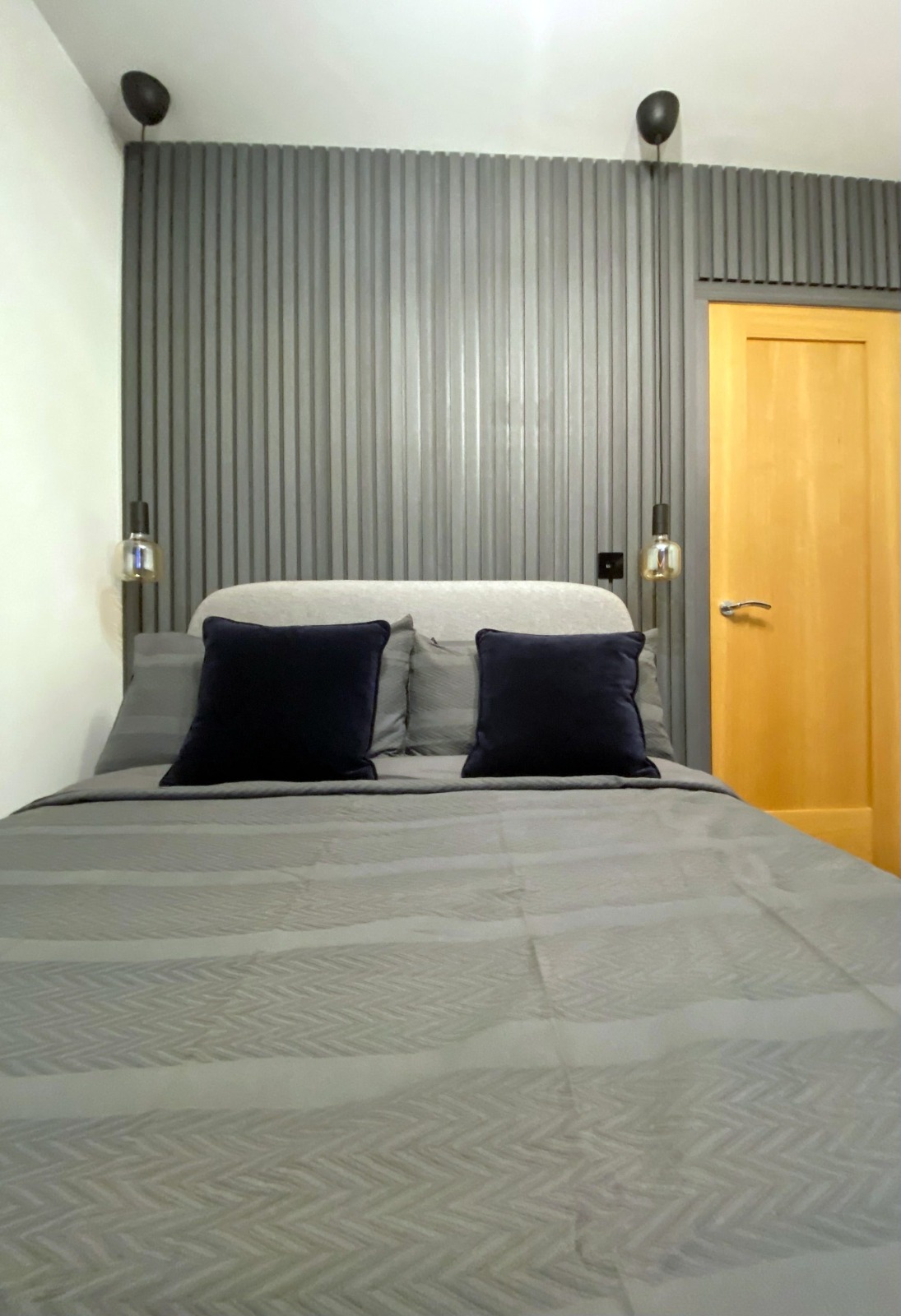 Wall slats in a bedroom - Slatted cladding boards Gray