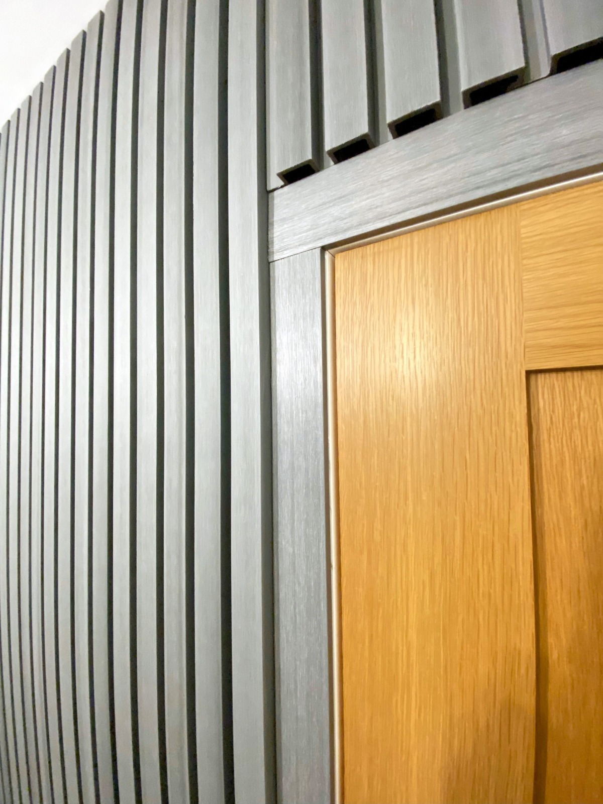 Wall slats in a bedroom - Slatted cladding boards Gray