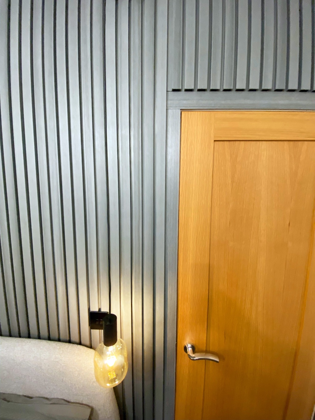 Wall slats in a bedroom - Slatted cladding boards Gray